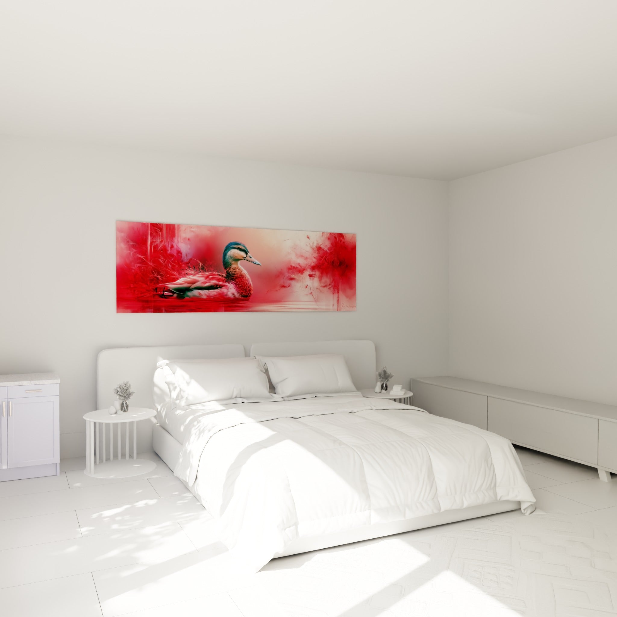 Canard rouge et bleu-vert au repos, accroché au-dessus d'un lit dans une chambre claire