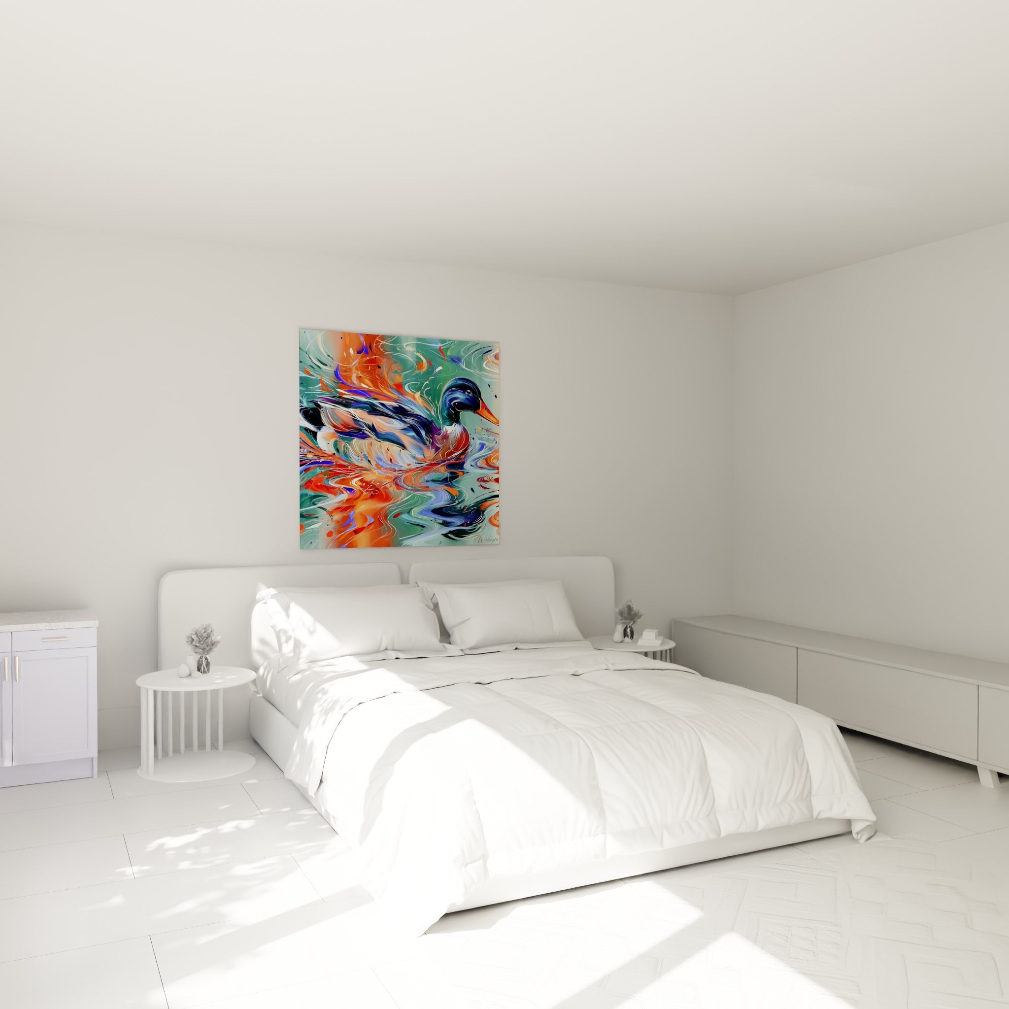 Colvert aux plumes bordeaux et bleu indigo accroché au-dessus d'un lit dans une chambre claire