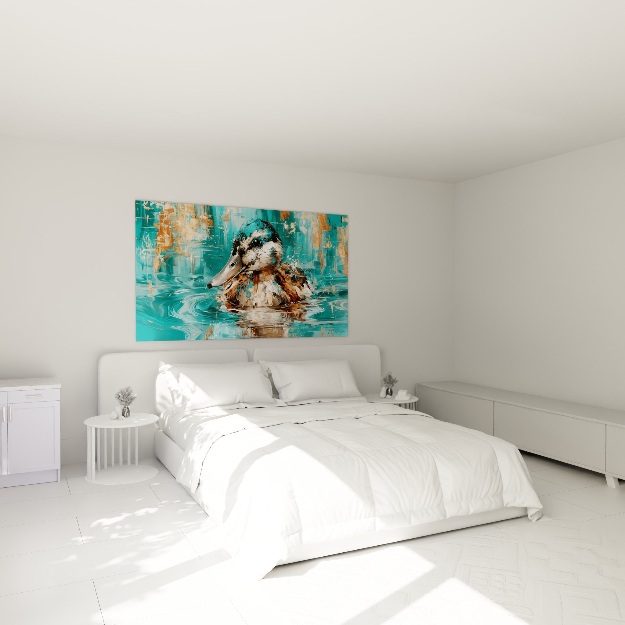 Canard aux tons bronze et bleu profond nageant, accroché au-dessus d'un lit dans une chambre claire