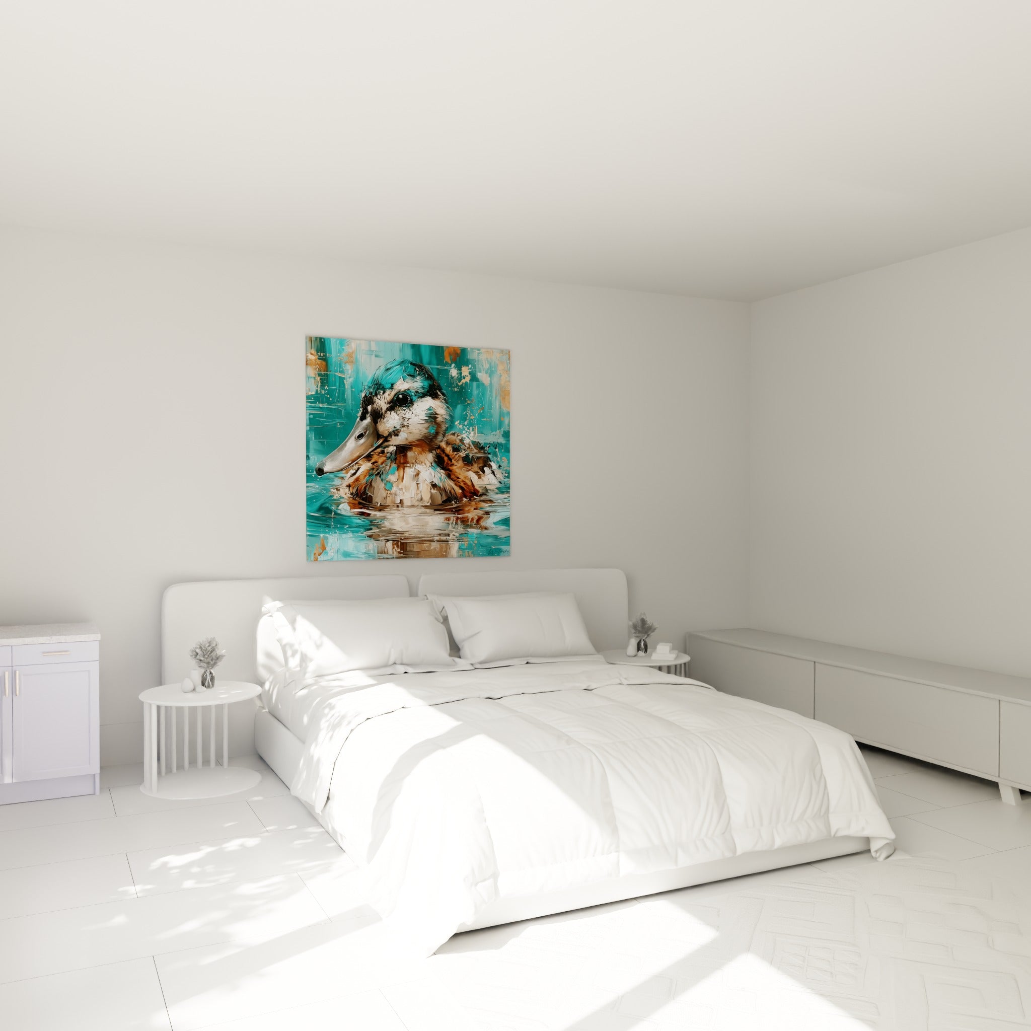 Jeune canard aux plumes turquoise et beige accroché au-dessus d'un lit dans une chambre claire