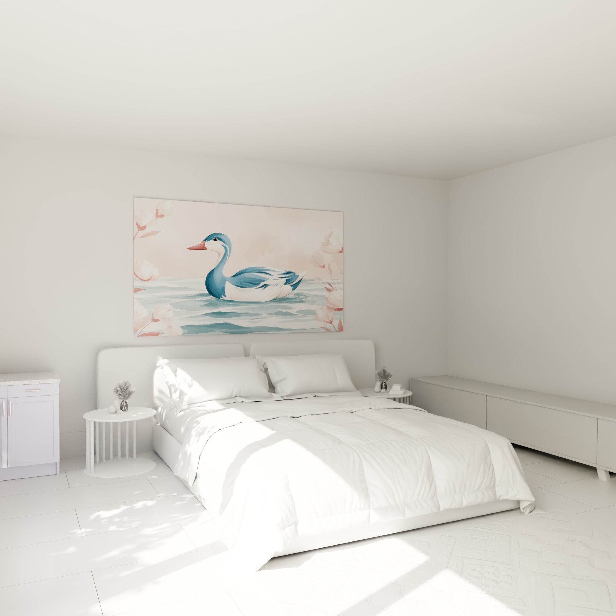 Fleurs roses et canard bleu ardoise ornent la toile, au-dessus d'un lit dans une chambre claire.