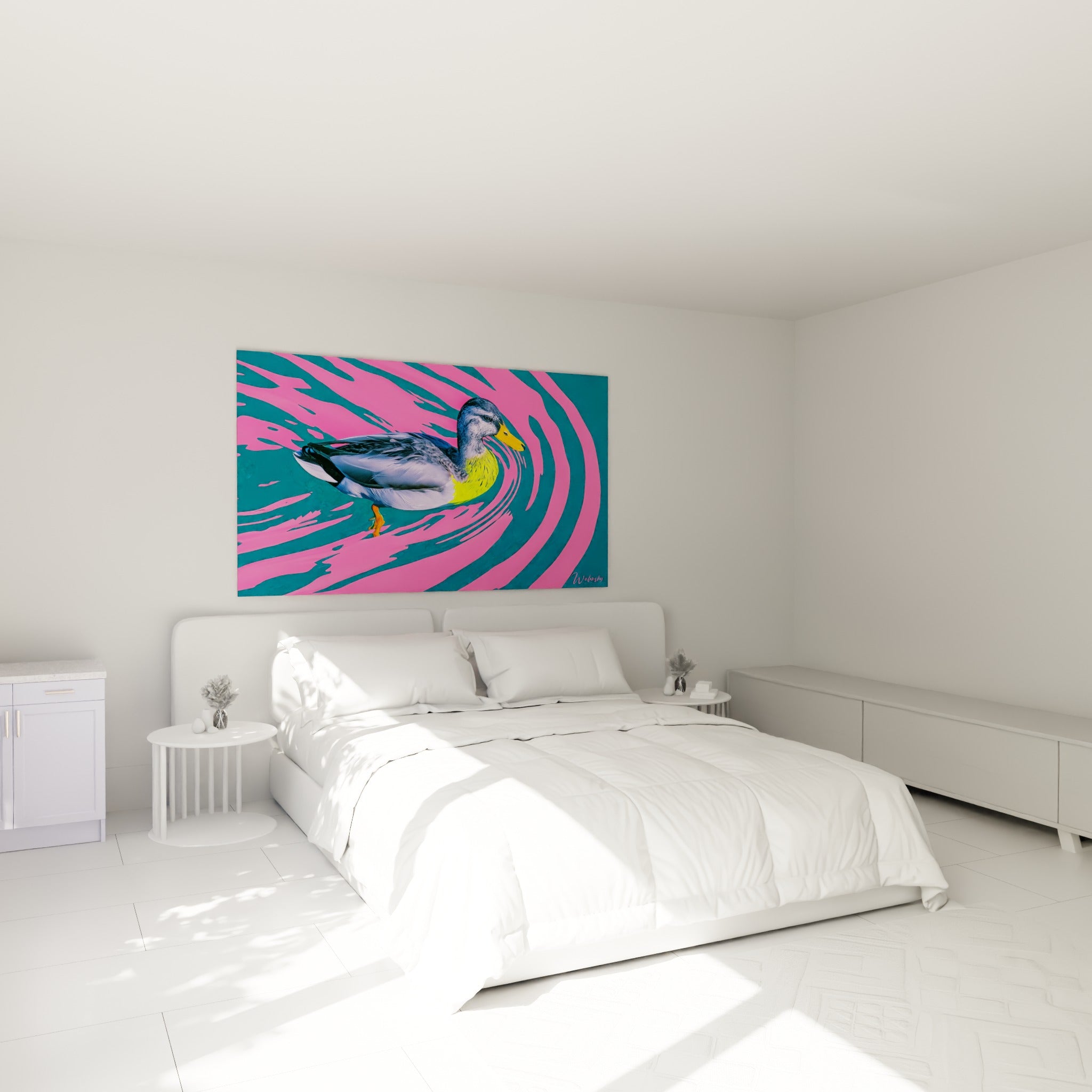 Canard au col jaune vert entouré d'ondes roses et turquoise, accroché au-dessus d'un lit dans une chambre claire