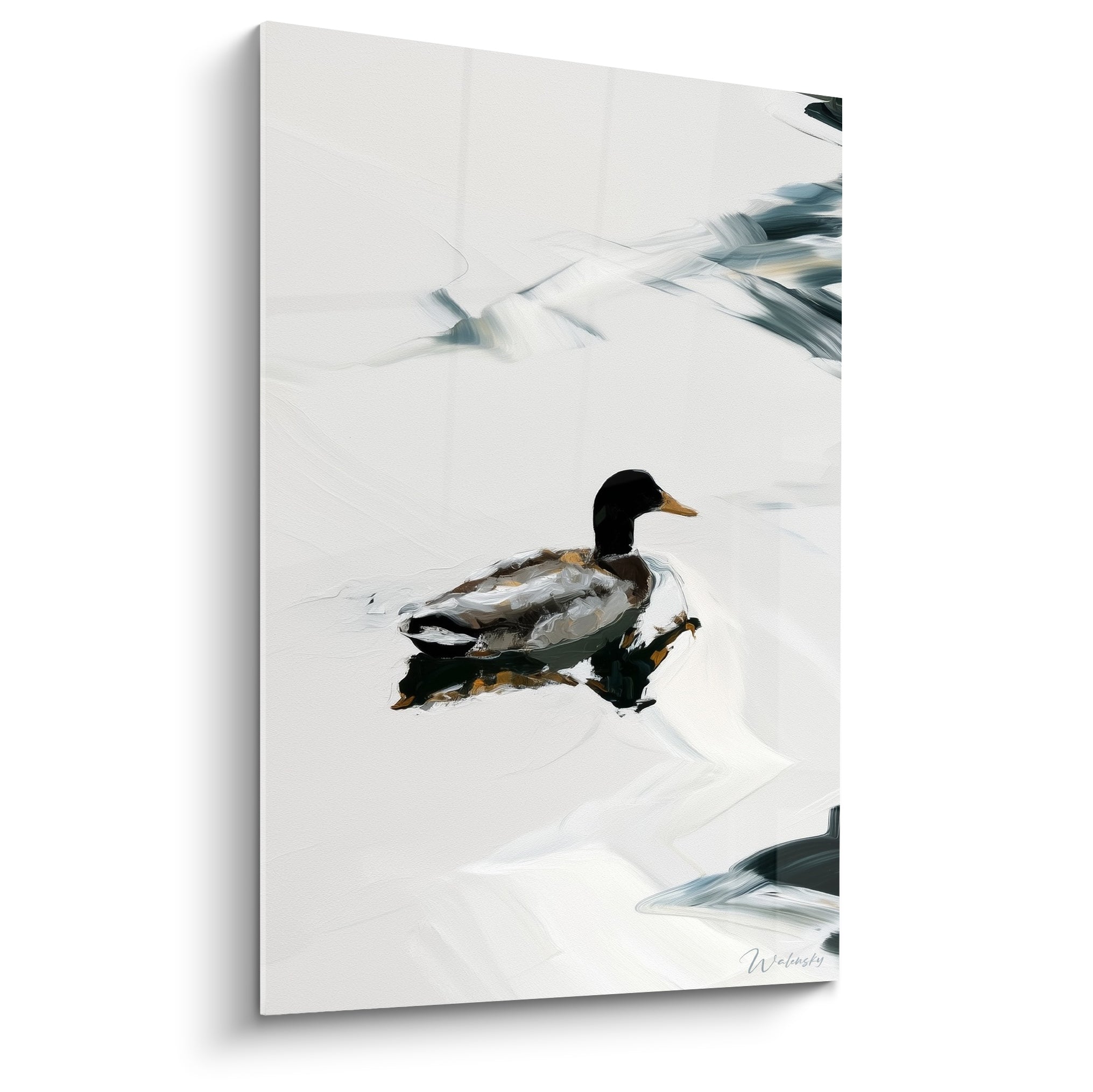 Canard colvert au plumage brun et doré flottant sur une eau blanche et anthracite peinte