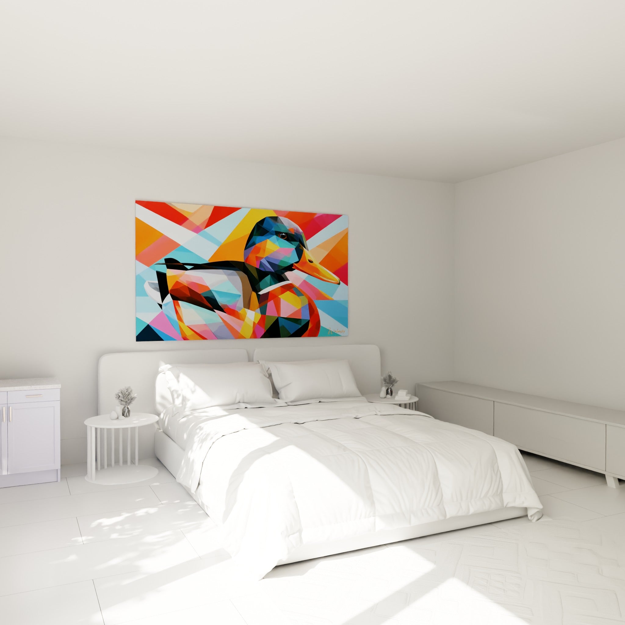 Colvert stylisé en bleu et orange, motifs triangulaires vifs, au-dessus d'un lit dans une chambre claire