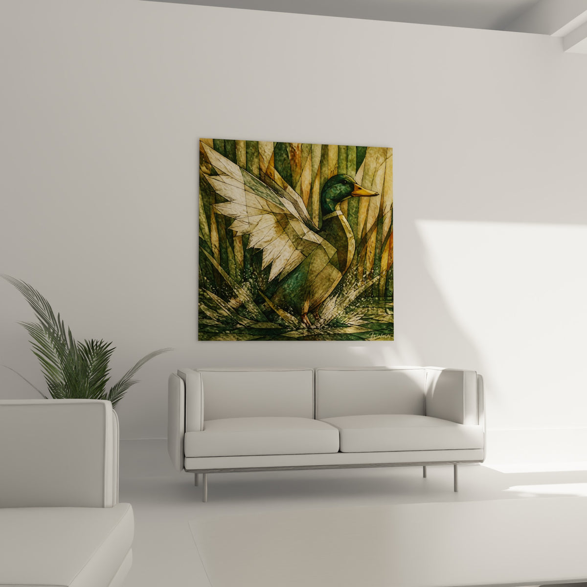 Volatile aux tons ocre et vert émeraude capturé en mouvement, au-dessus d'un canapé dans un salon lumineux