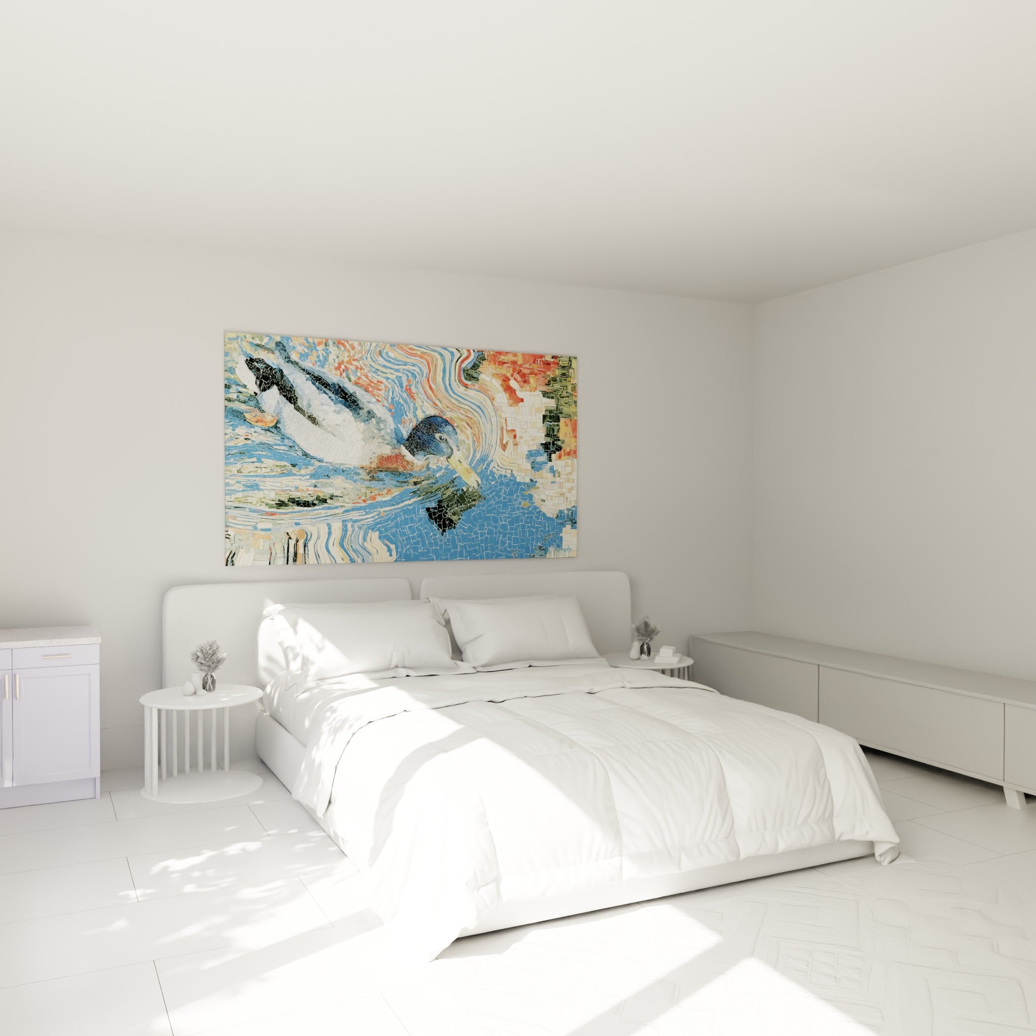 Canard mosaïque bleu et blanc glissant sur l'eau, au-dessus d'un lit dans une chambre claire