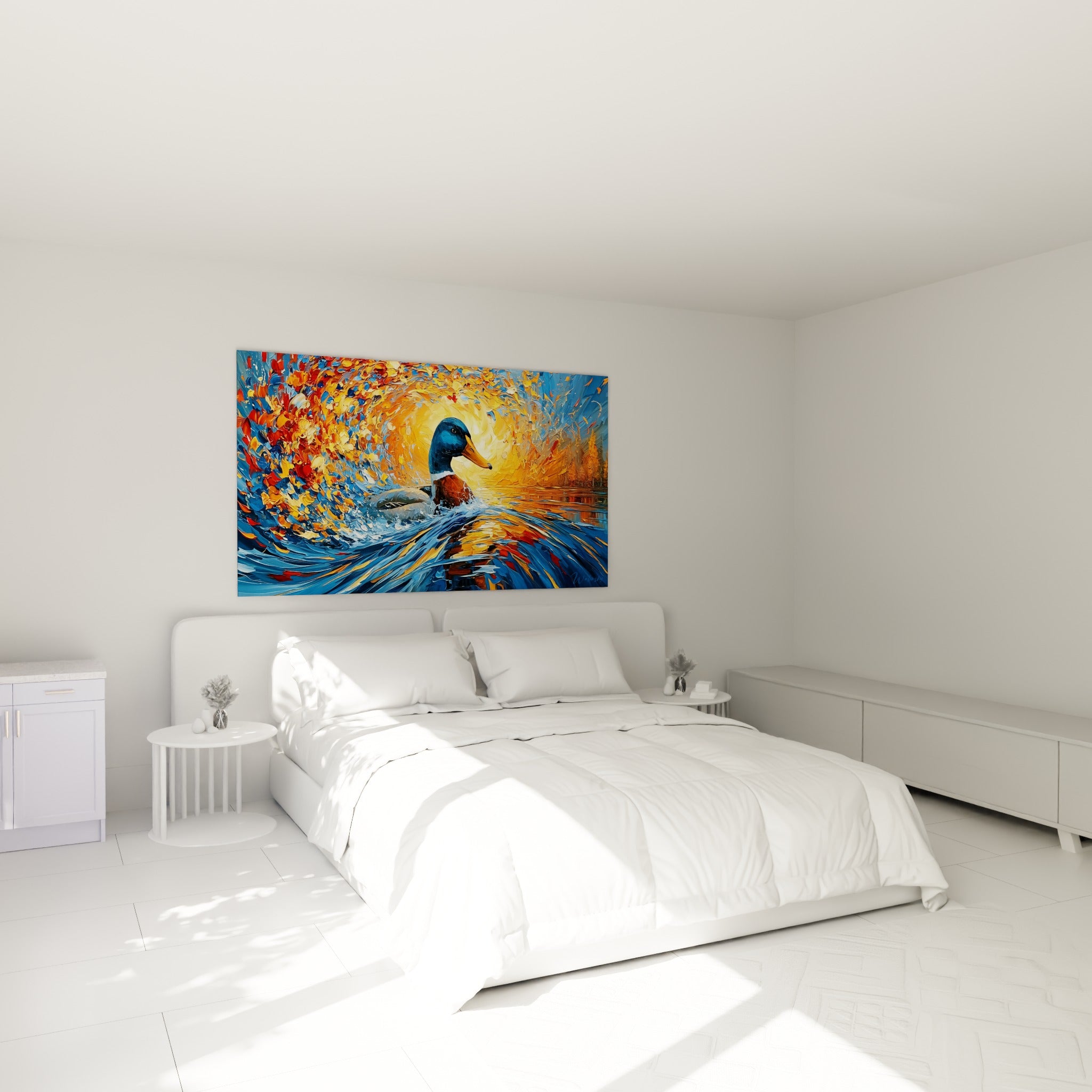 Colvert bleu et orange fendant l'eau, accroché au-dessus d'un lit dans une chambre claire