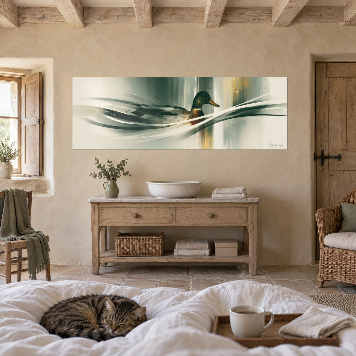 Gemälde Wasservogel mit tiefgrünem Halsgefieder und rotbraunem Brustgefieder, weiße Wellen und goldene Akzente, über einem Bett in einem hellen Schlafzimmer