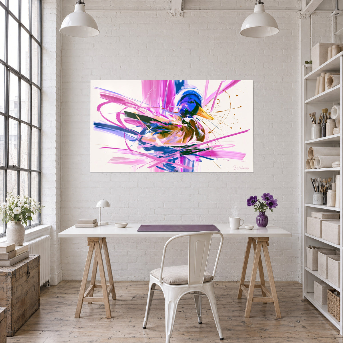 Gemälde Schwimmvogel in malerischen Gesten, tiefviolett, bonbonrosa und Gold, braune Flecken, an weißer Wand über einem Holzschreibtisch