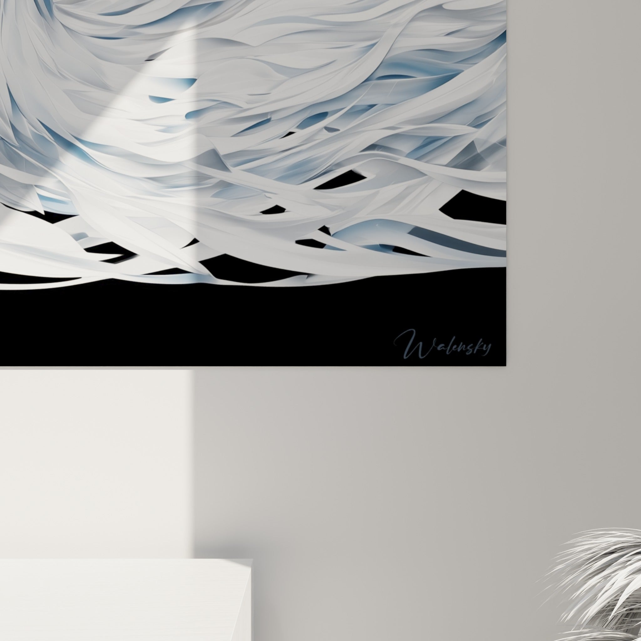 Détail des mèches argentées et blanches du plumage texturé, contraste marqué avec le fond noir