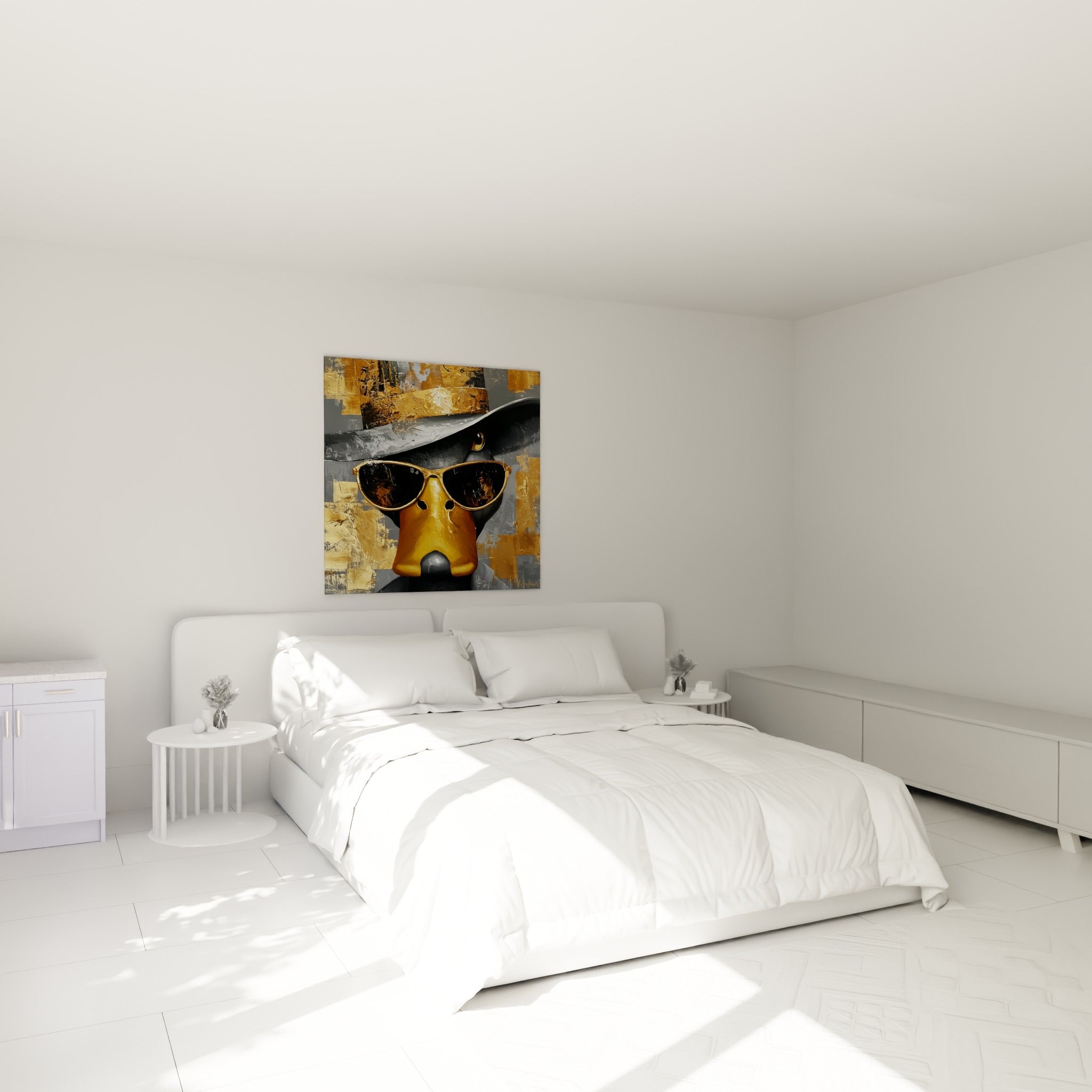 Canard doré à lunettes noires et large chapeau anthracite, au-dessus d'un lit dans une chambre claire