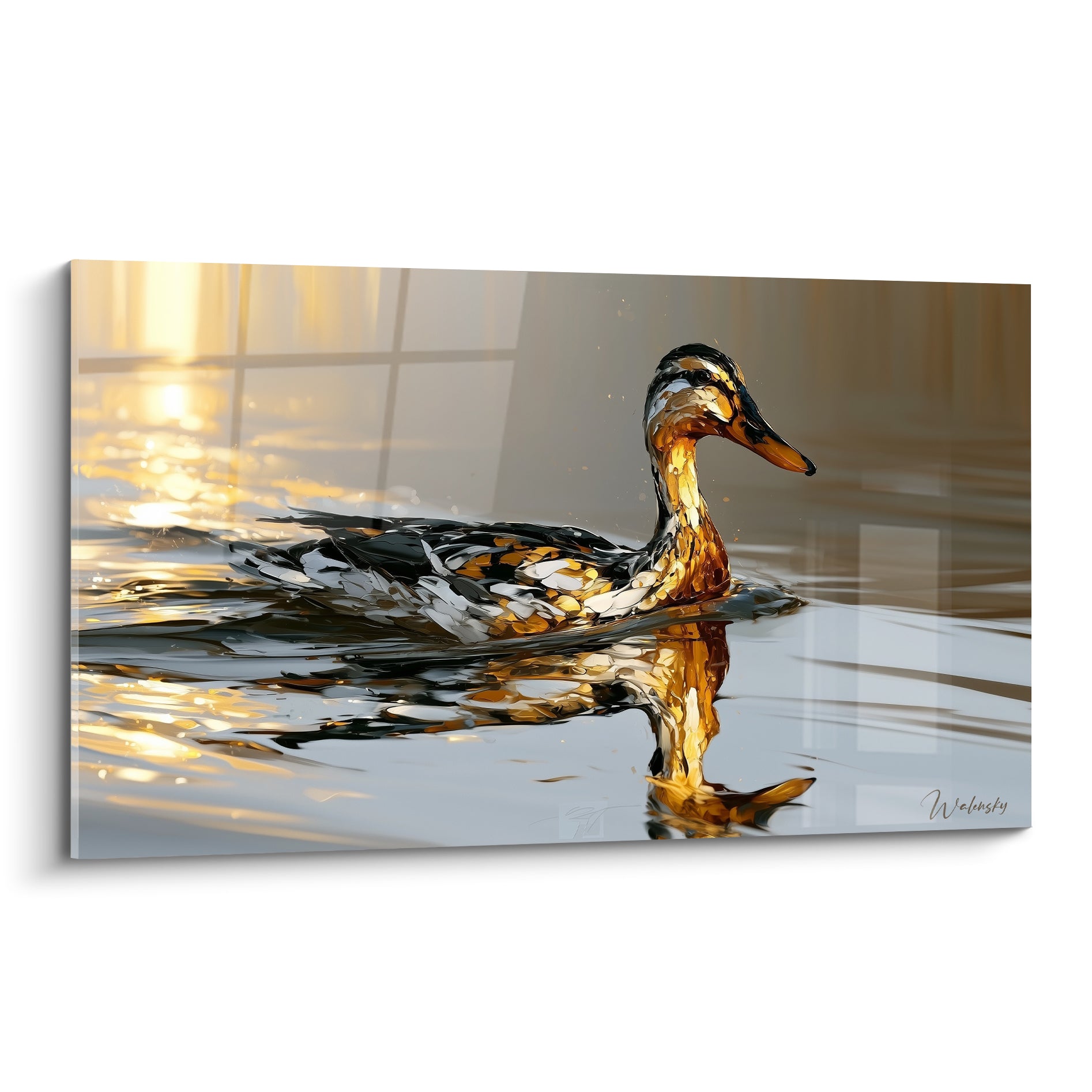 Canard doré et anthracite nageant sur une eau argentée aux reflets lumineux