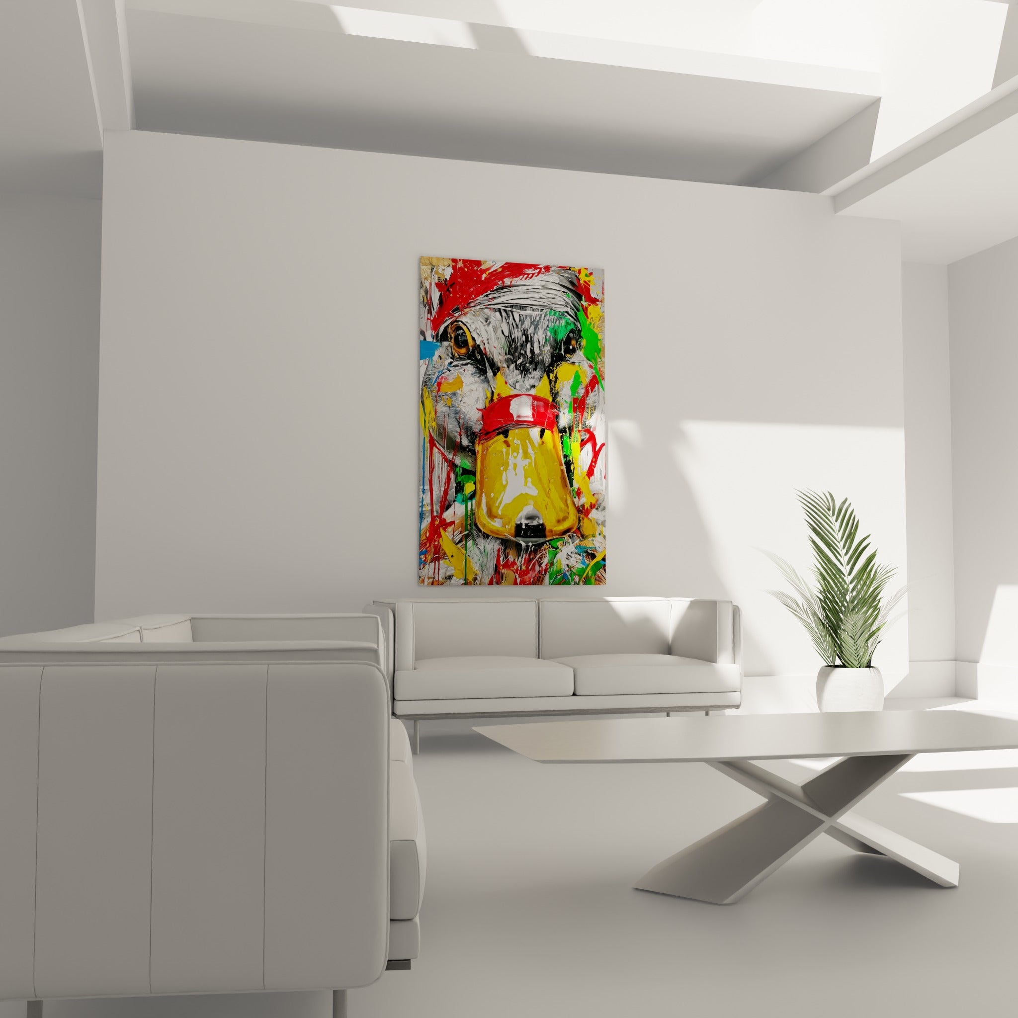 Tête de canard aux couleurs vives, rouge et vert, suspendue au-dessus d'un canapé dans un salon lumineux