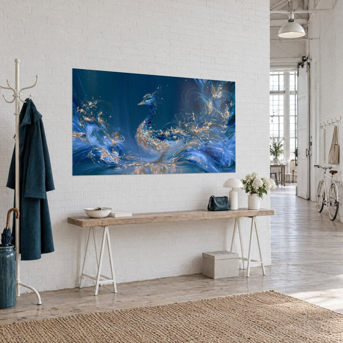 Tableau oiseau aquatique bleu marine, cou cobalt et éclats dorés dans des volutes de peinture, vu de trois-quarts, loft d'artiste