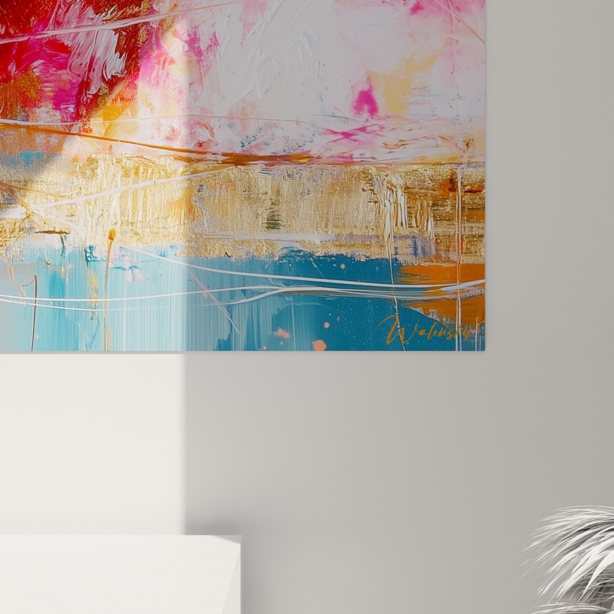 Empâtements blancs et coulures dorées se mêlent au rose fuchsia et au bleu turquoise sur la toile accrochée
