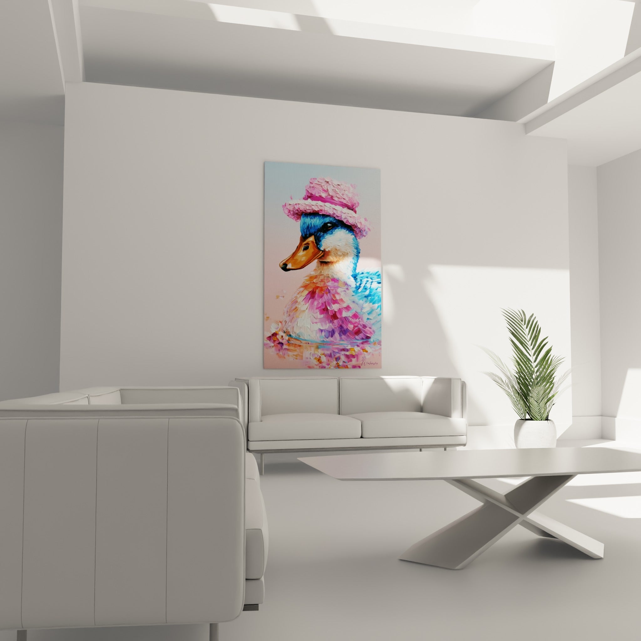 Canard fuchsia et bleu marine au chapeau fleuri, suspendu au-dessus d'un canapé dans un salon lumineux