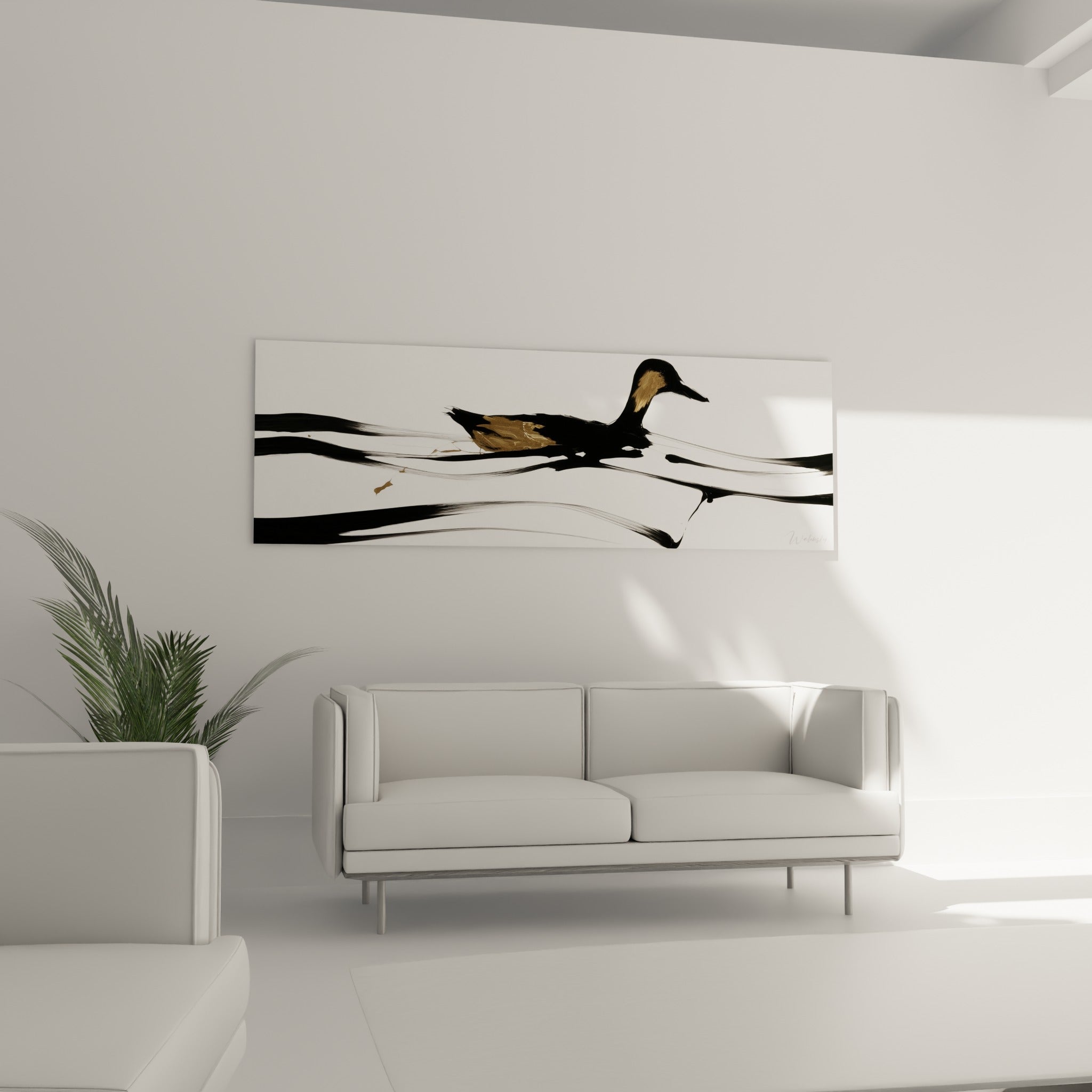 Oiseau aquatique noir et fauve peint en larges traits, au-dessus d'un canapé dans un salon lumineux