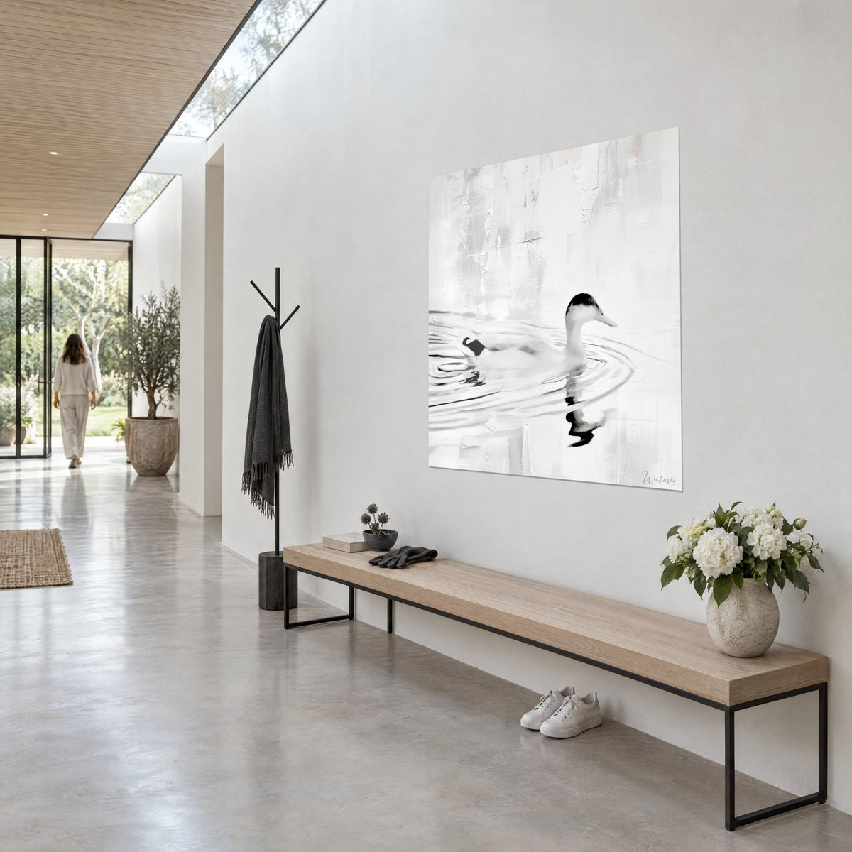 Cuadro ave acuática marfil de pico pálido, reflejo negro bajo el agua, textura de pasta blanca, pared de un pasillo acristalado