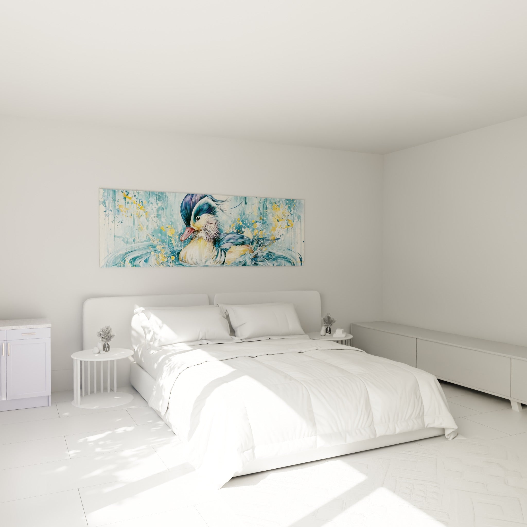 Canard mandarin ocre et bleu turquoise accroché au-dessus d'un lit dans une chambre claire