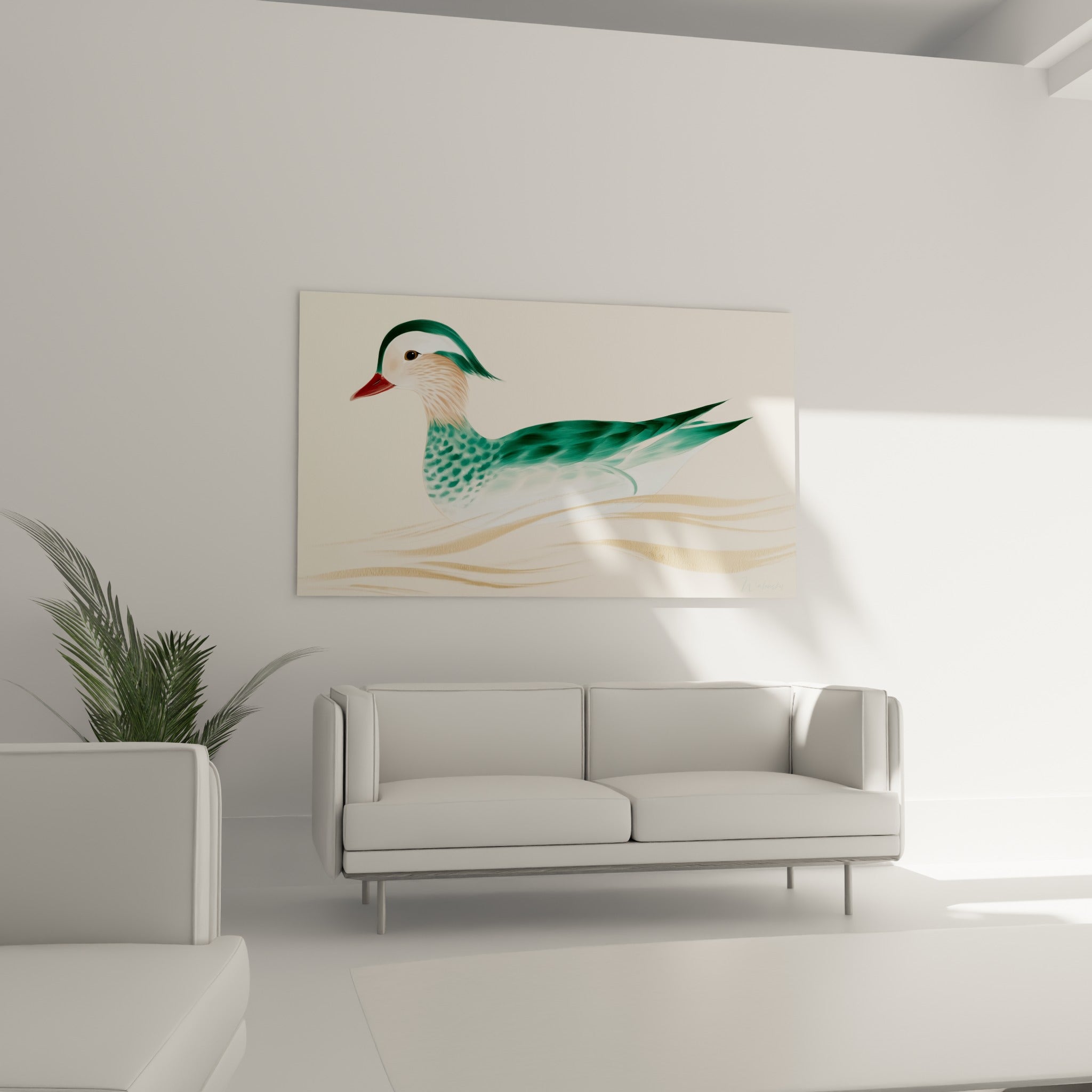 Plumage vert et bec rouge du canard mandarin accroché au-dessus d'un canapé dans un salon lumineux.
