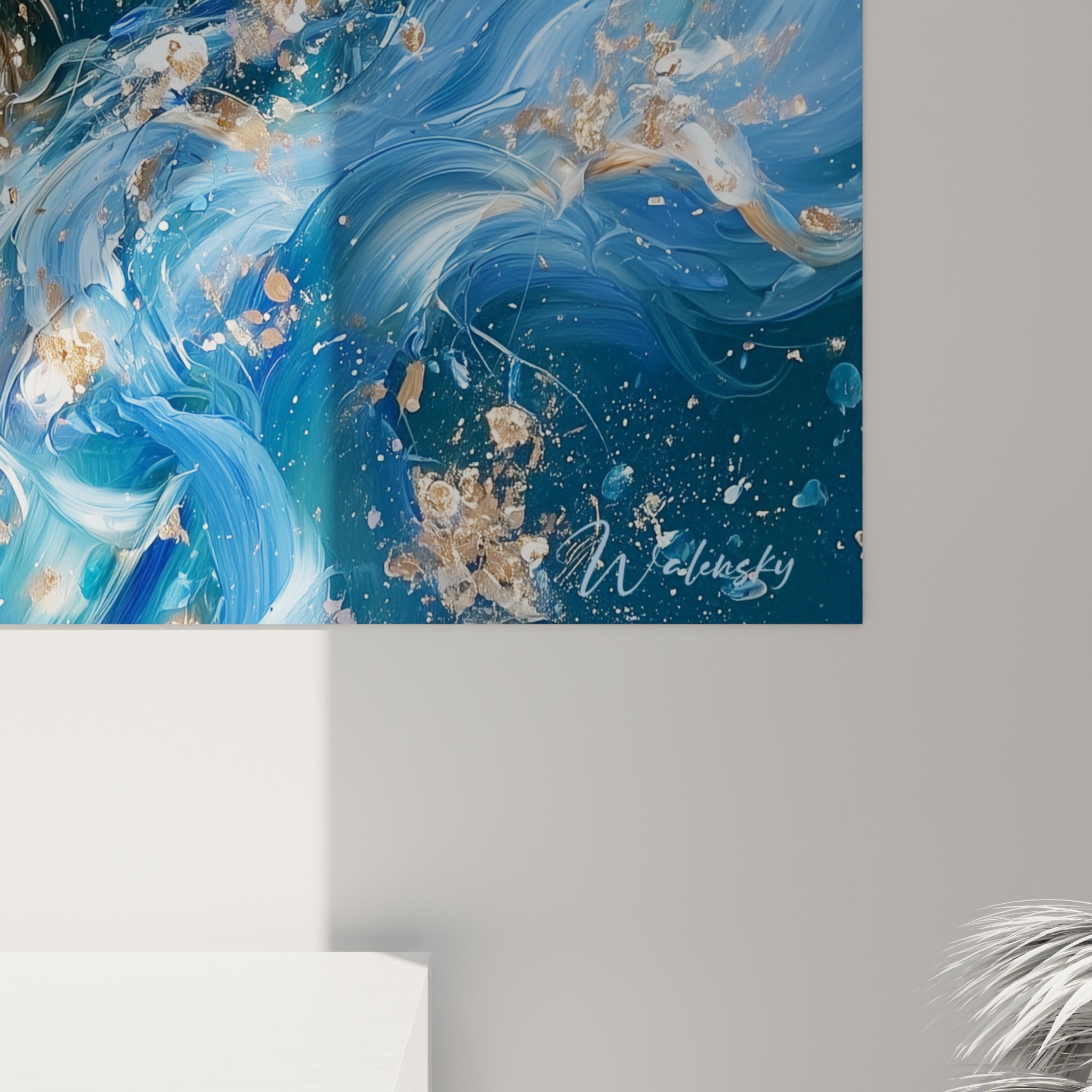 Empâtements dorés et bleu marine se mêlant en gros plan, coulures et reflets lumineux sur la toile du canard