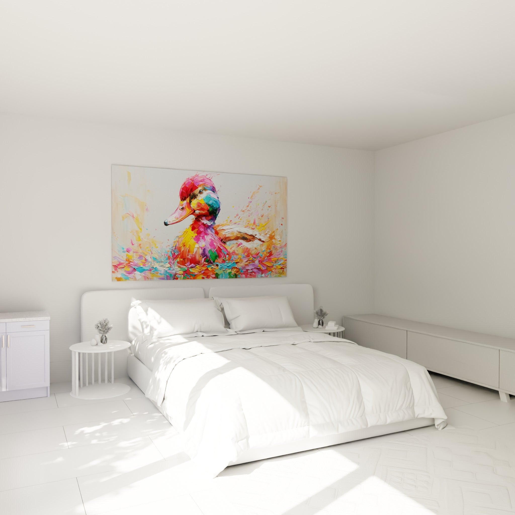 Canard multicolore aux touches orangées et roses, accroché au-dessus d'un lit dans une chambre claire