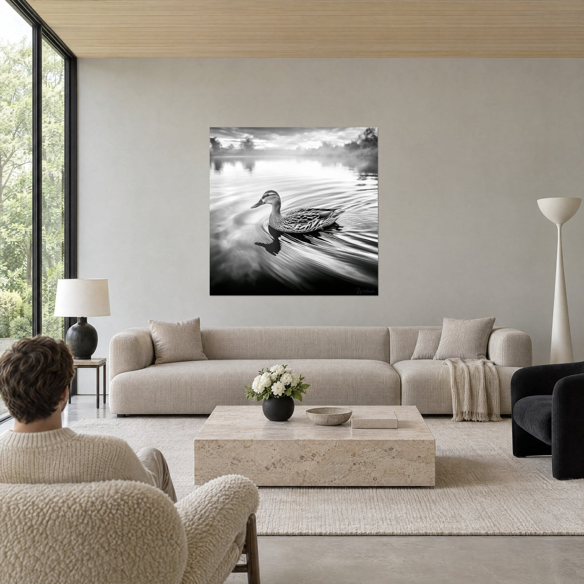 Tableau colvert flottant sur un lac lisse, plumage rayé de gris et de blanc, ondes concentriques, au-dessus d'un canapé dans un salon lumineux
