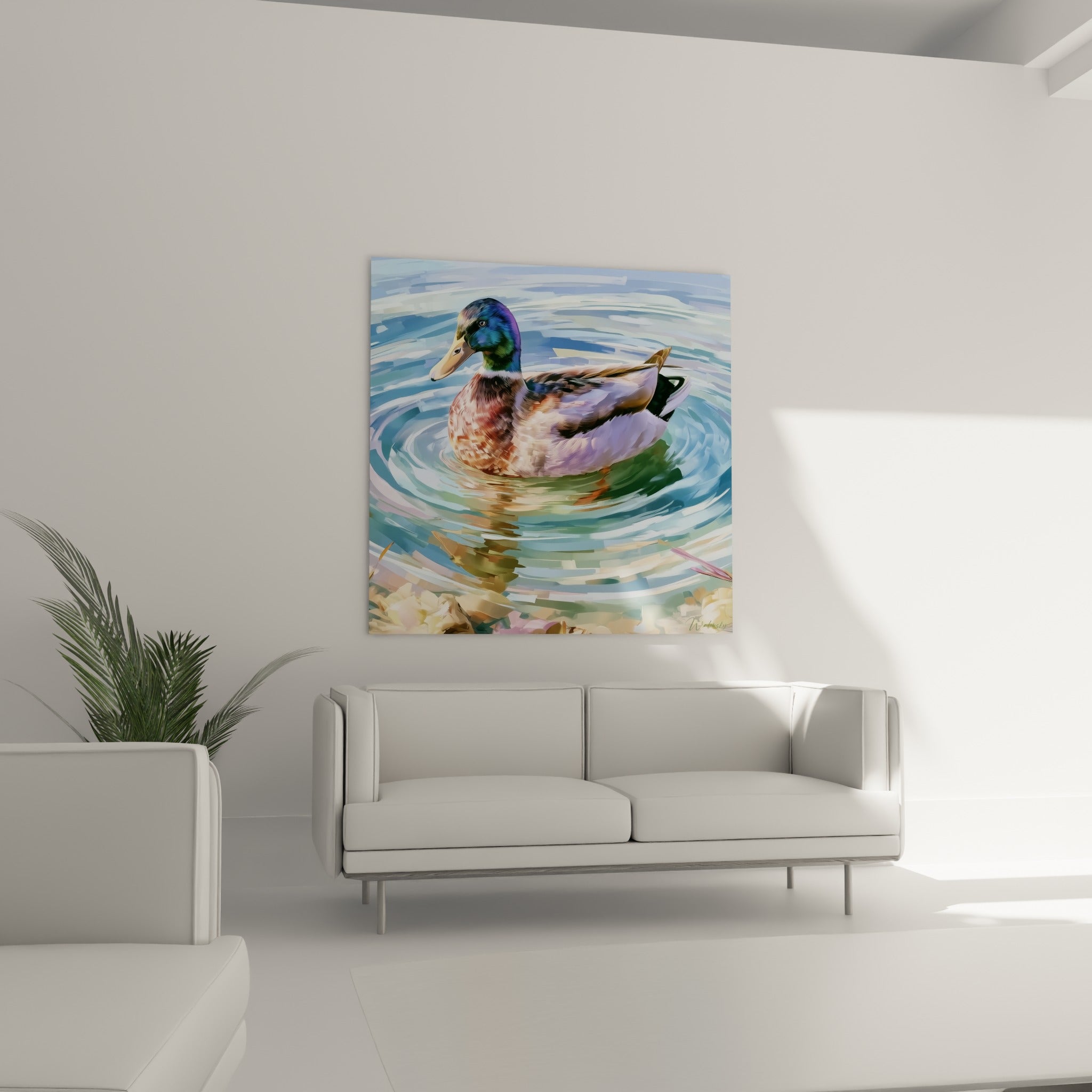 Oiseau aquatique vert émeraude et ocre placé au-dessus d'un canapé dans un salon lumineux