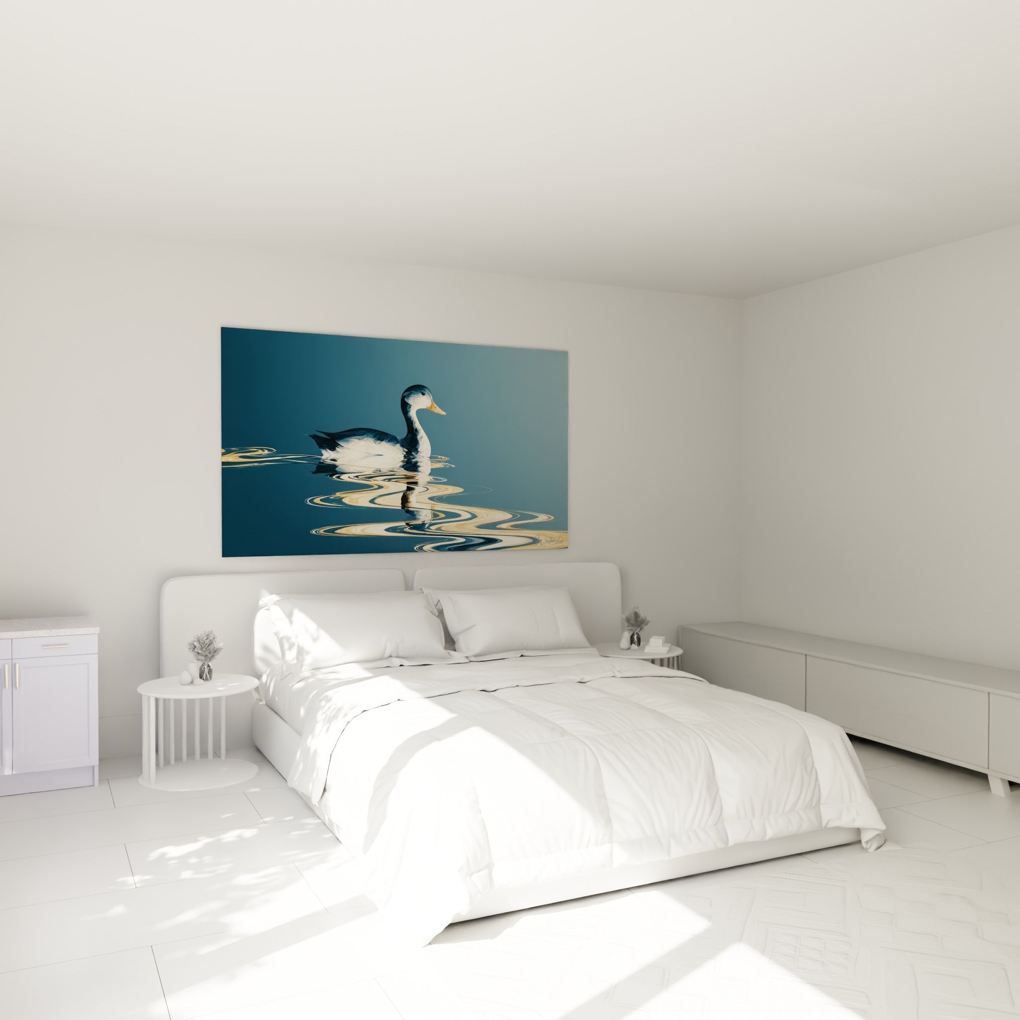 Canard aux reflets dorés glissant sur l'eau, accroché au-dessus d'un lit dans une chambre claire