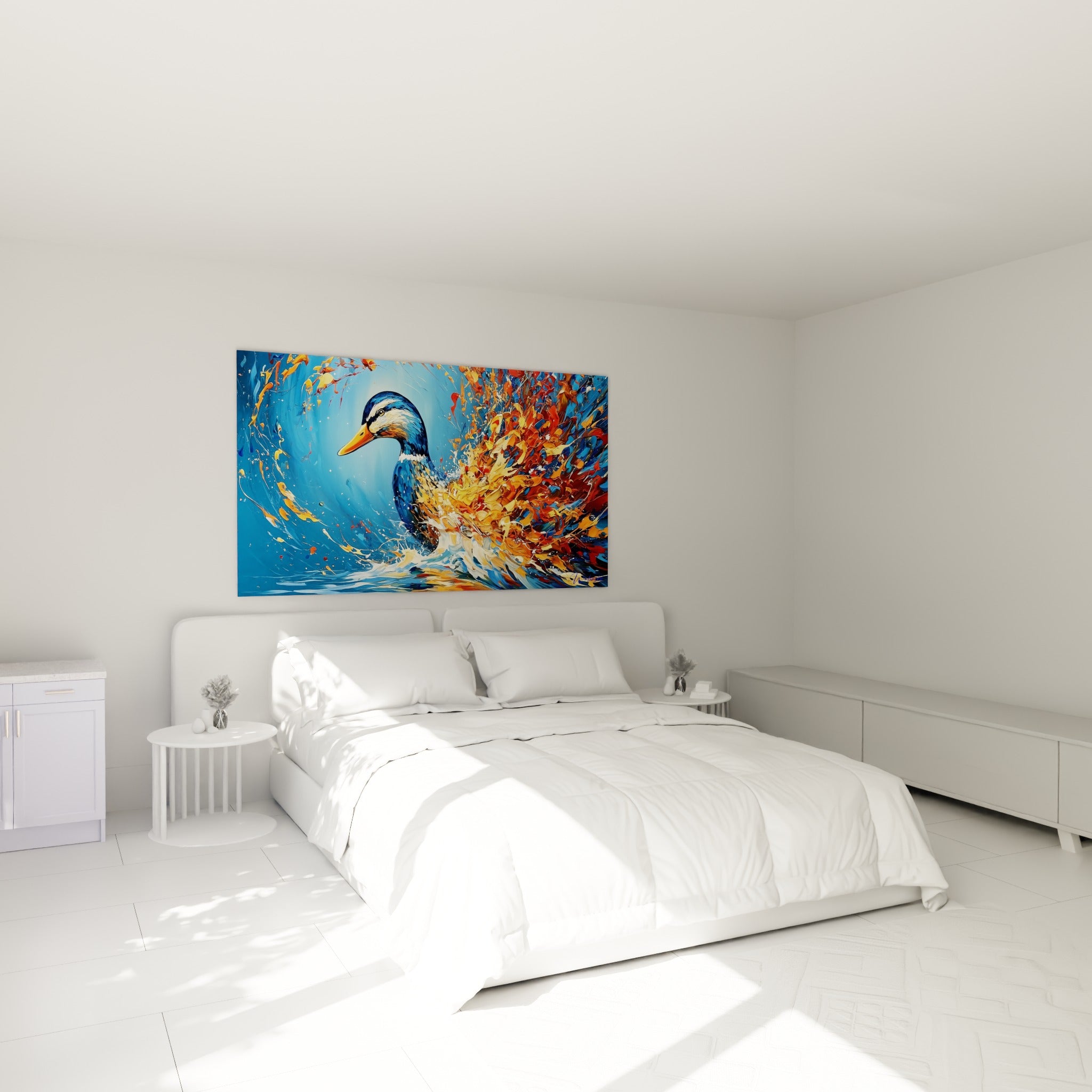 Volatile bleu et doré aux plumes flamboyantes, accroché au-dessus d'un lit dans une chambre claire