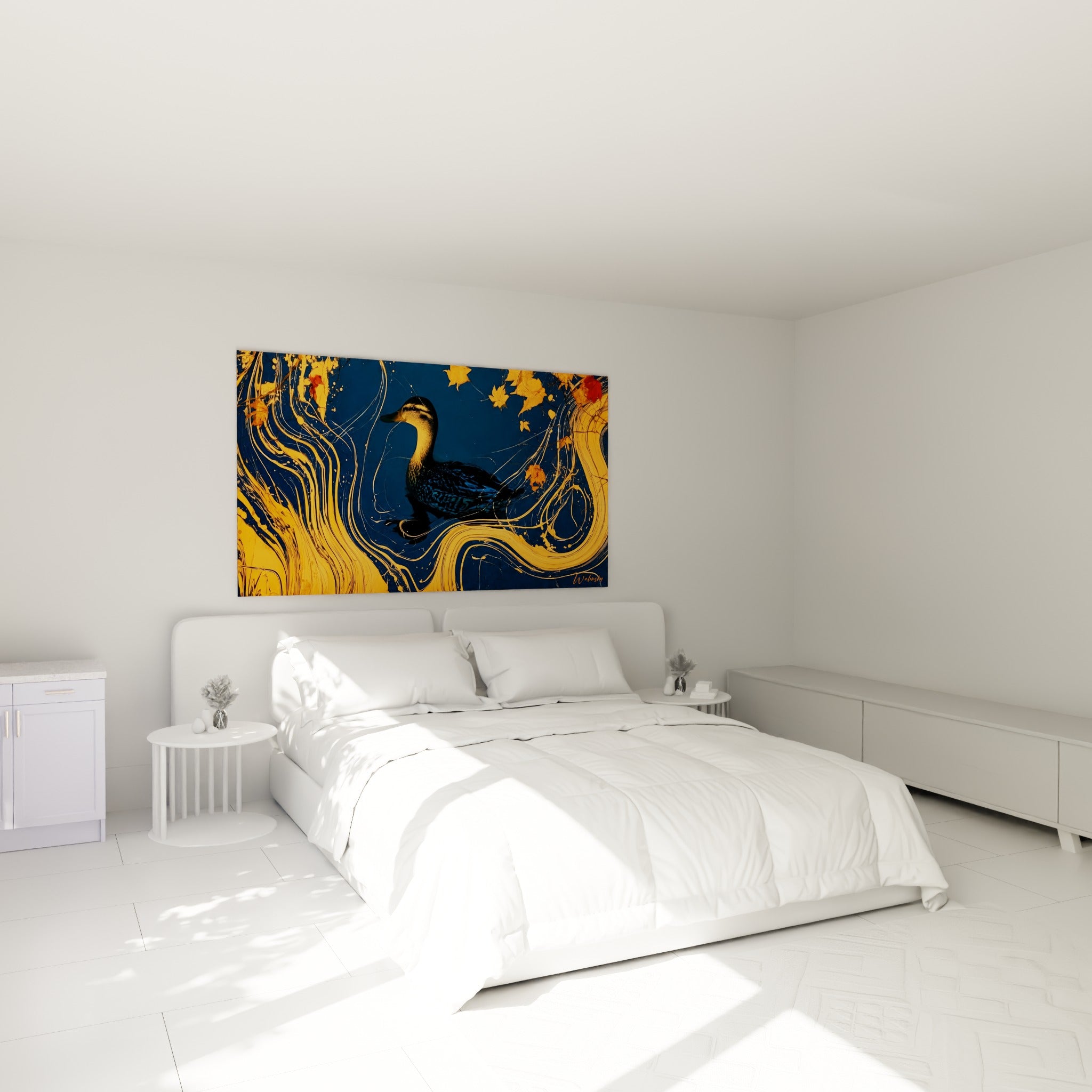 Canard doré et bleu nuit voguant sur des volutes flamboyantes, accroché au-dessus d'un lit dans une chambre claire