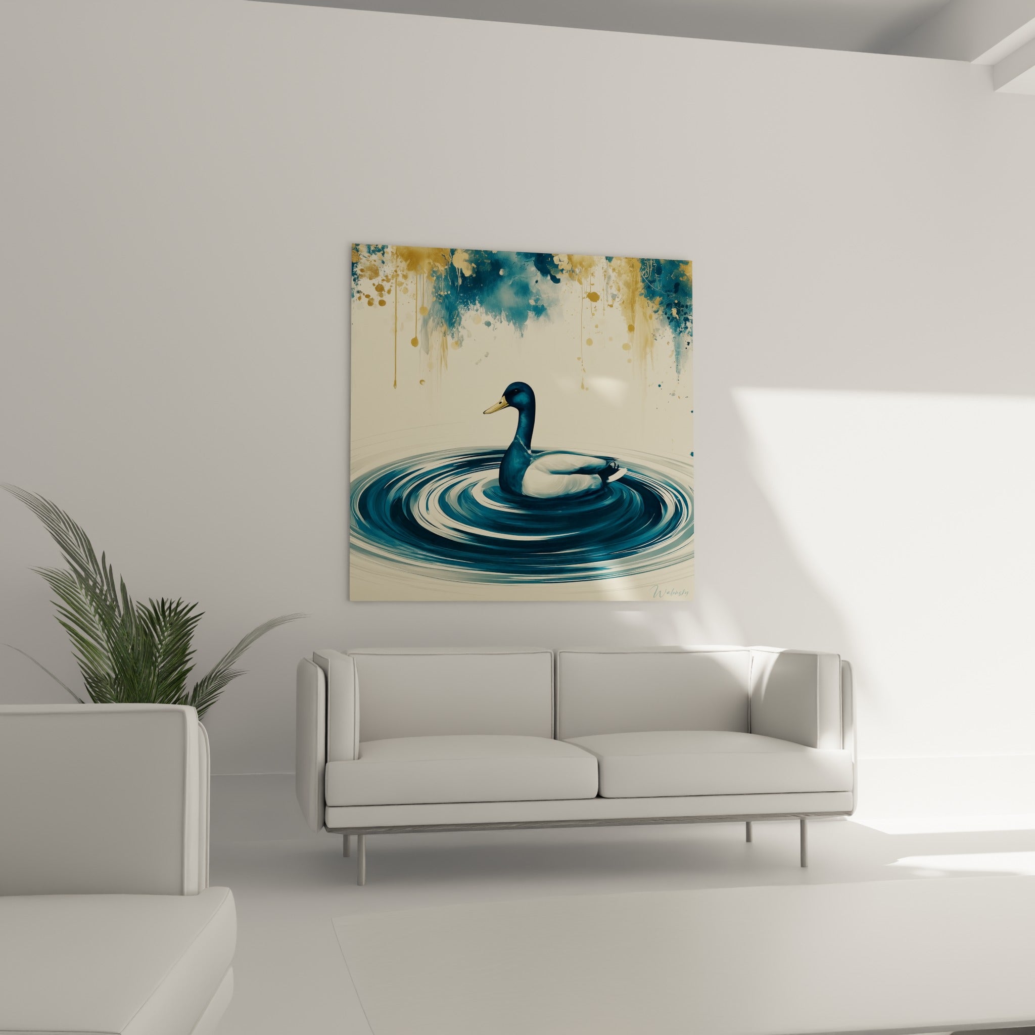 Oiseau aquatique bleu foncé et doré nageant en cercles au-dessus d'un canapé dans un salon lumineux