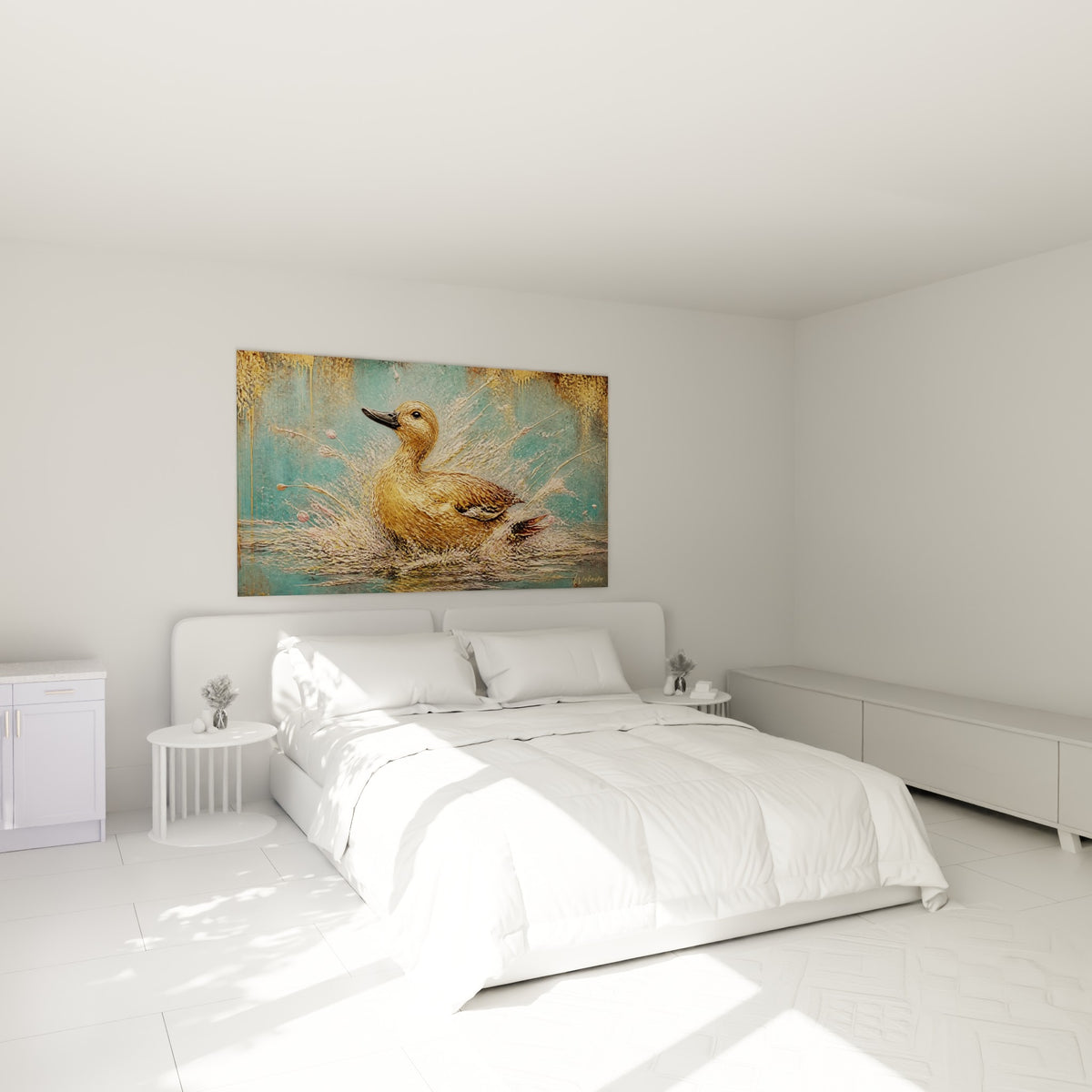 Oiseau doré jaillissant de l'eau turquoise, accroché au-dessus d'un lit dans une chambre claire