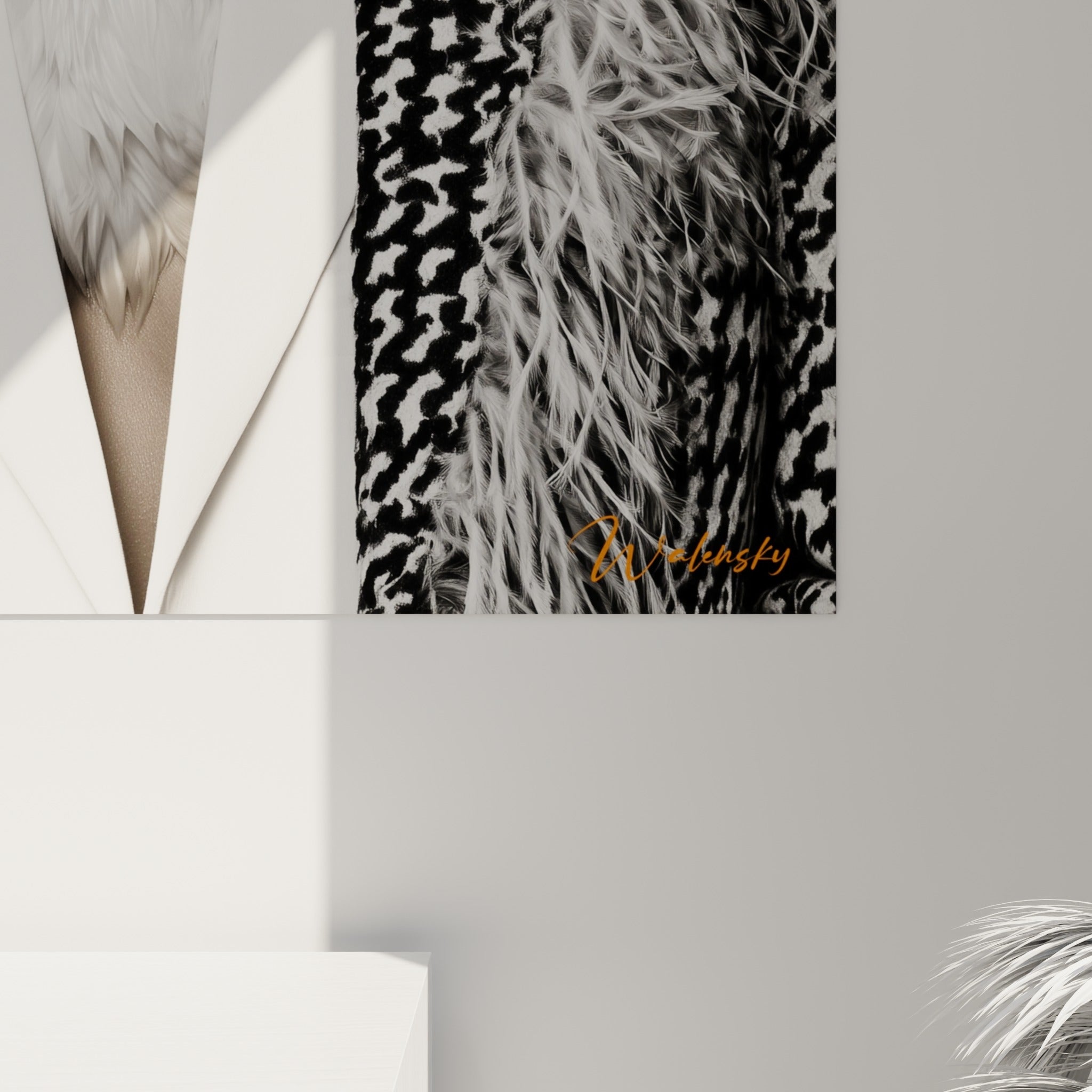 Détail du plumage blanc et du tissu chevron noir capturant la matière et le grain de l'impression
