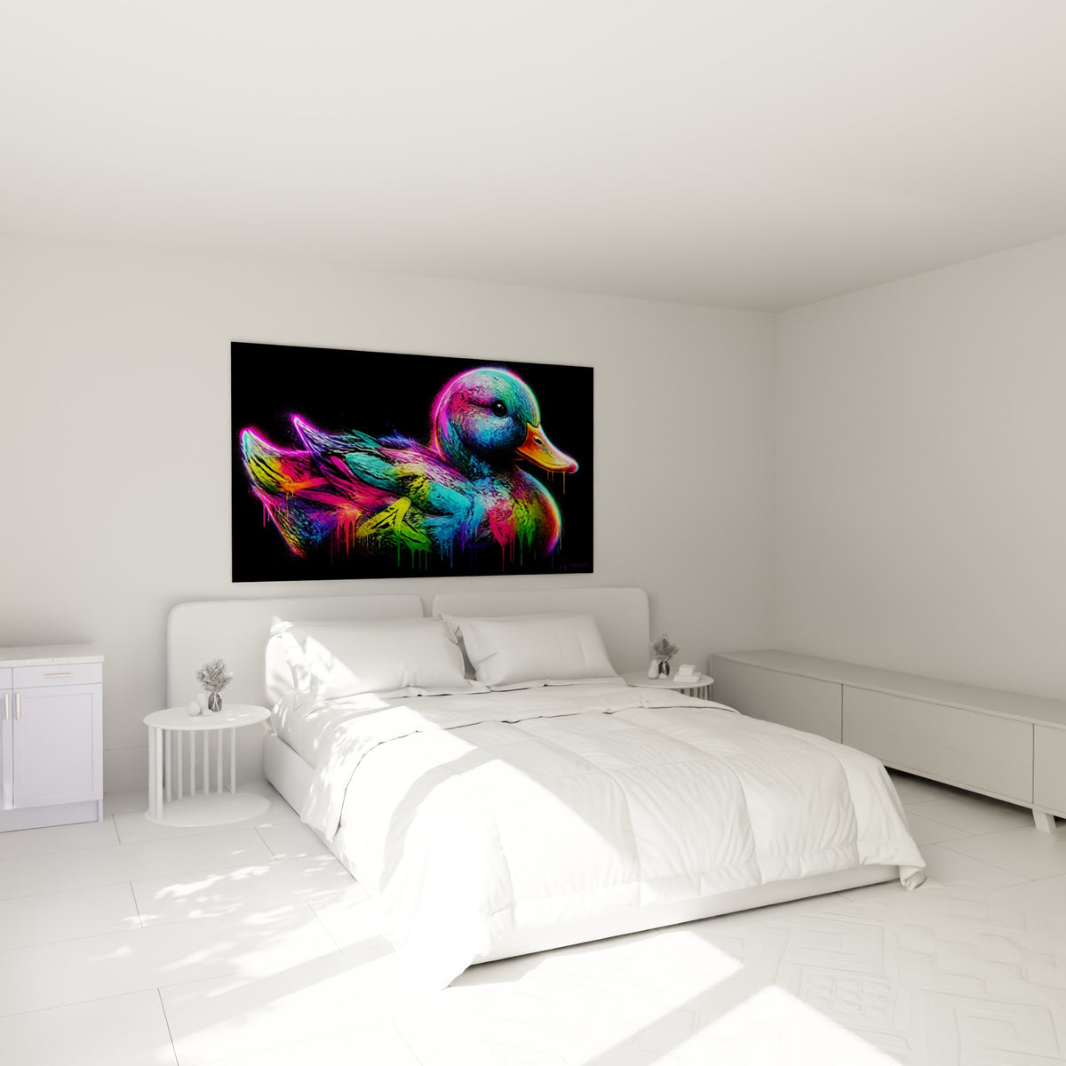 Plumage néon vert et rose du canard au-dessus d'un lit dans une chambre claire