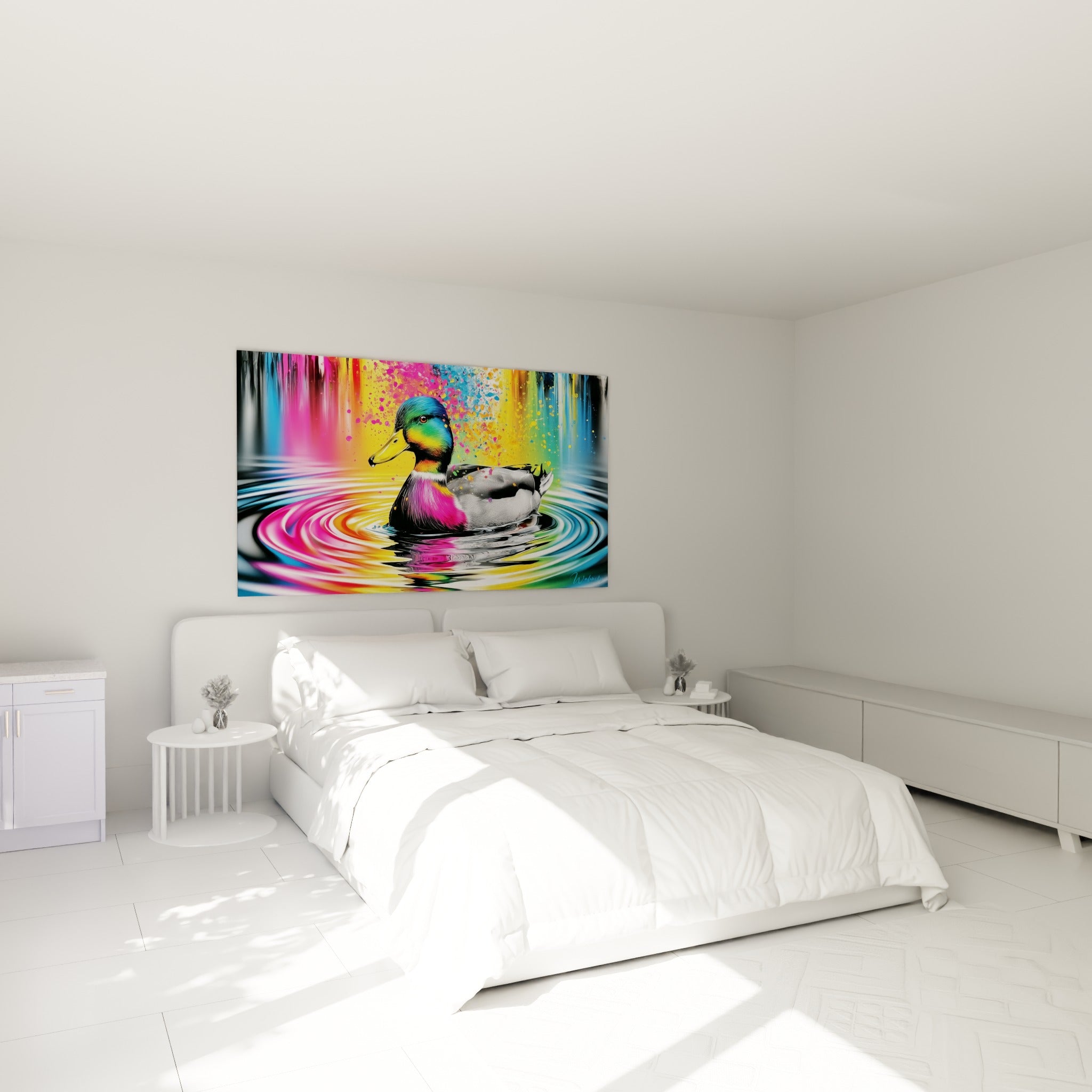 Canard aux teintes turquoise et fuchsia flottant sur une eau colorée, au-dessus d'un lit dans une chambre claire