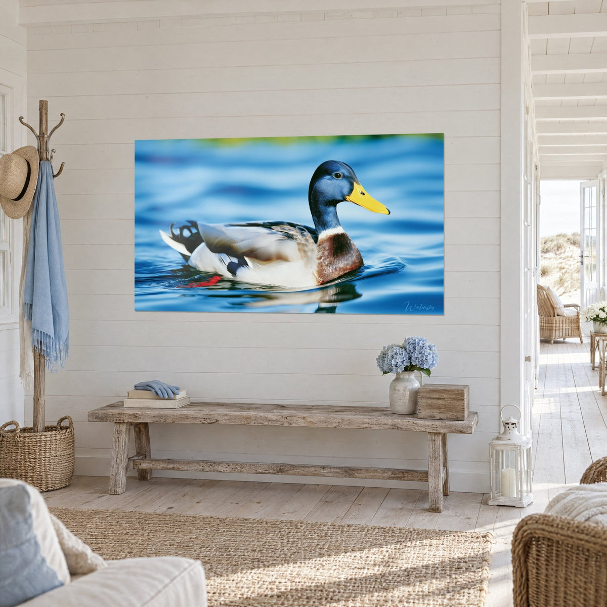 Tableau canard à poitrail brun cuivré nageant dans des ondulations turquoise, accroché au-dessus d'un banc en bois blanchi