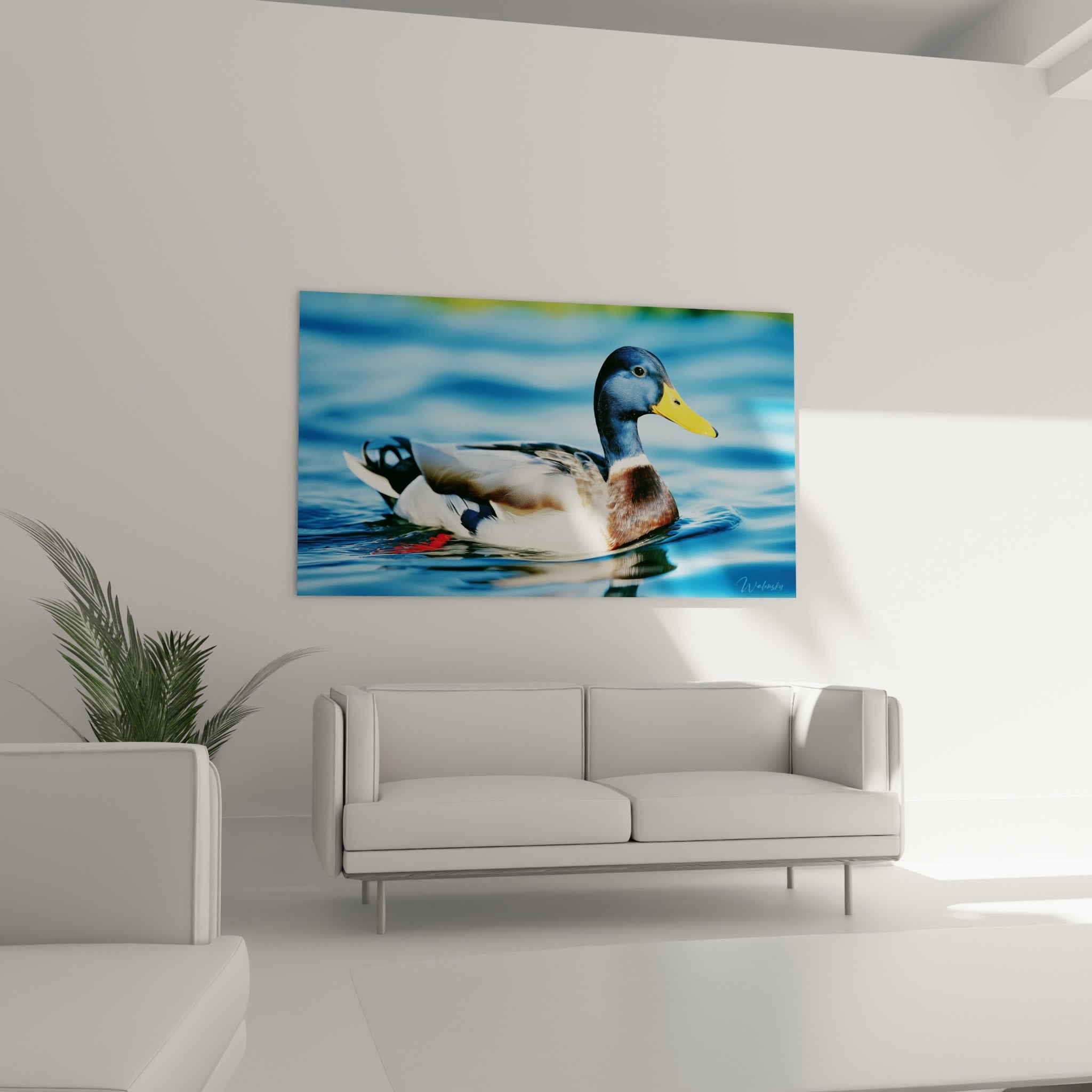 Oiseau aquatique au bec jaune doré et plumage bleu foncé au-dessus d'un canapé dans un salon lumineux