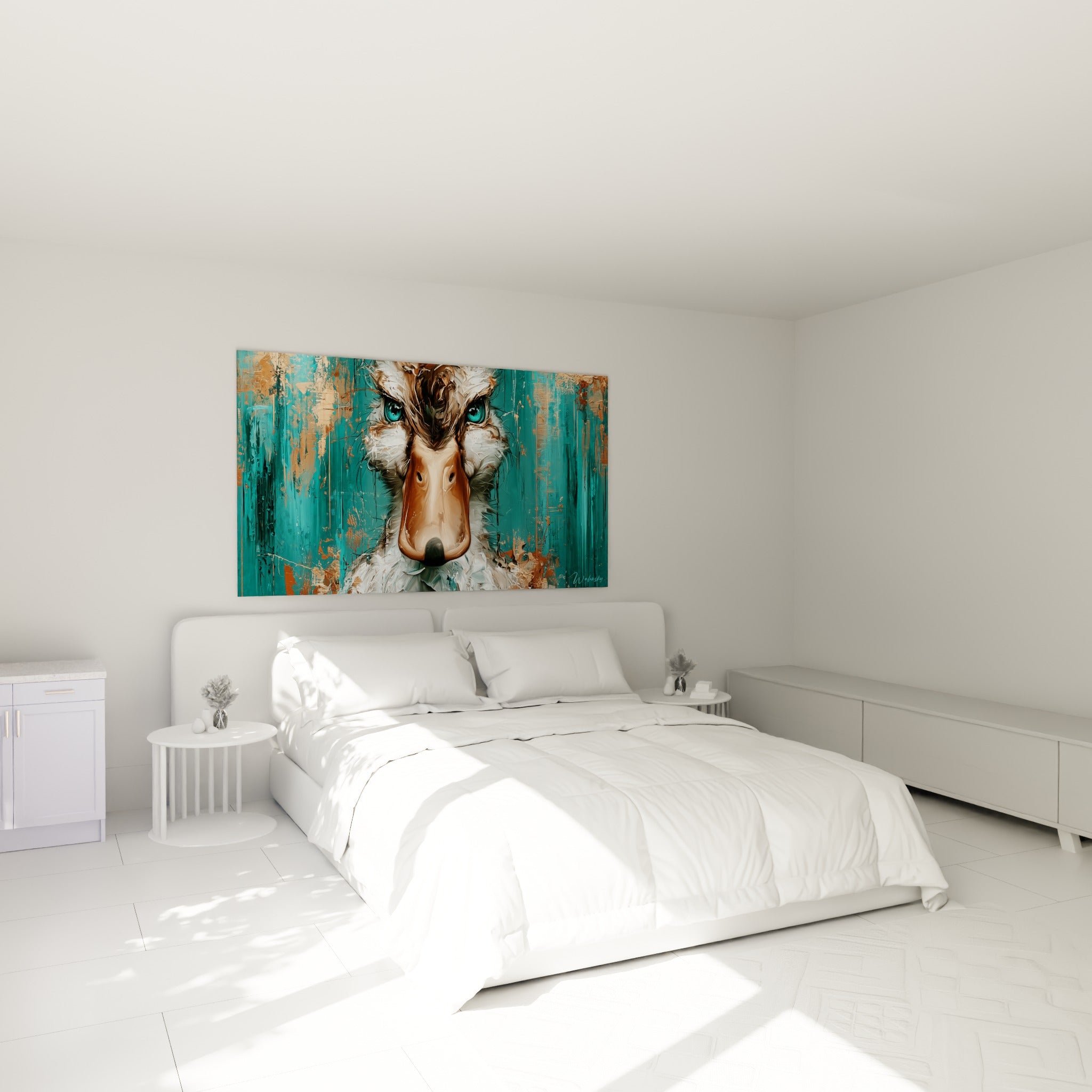Canard aux plumes blanches et reflets dorés, accroché au-dessus d'un lit dans une chambre claire