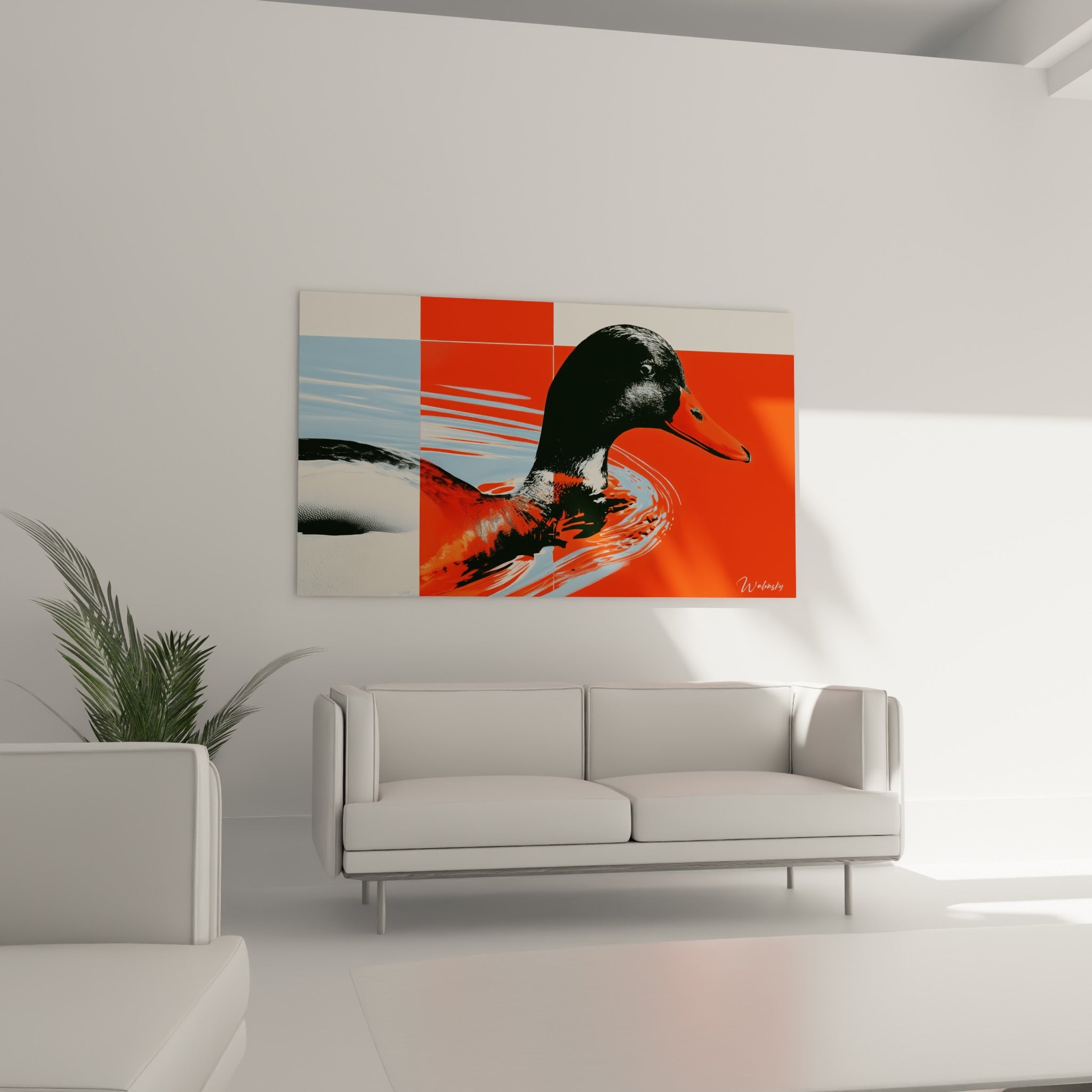 Canard aux reflets bleutés sur fond rouge vermillon, au-dessus d'un canapé dans un salon lumineux