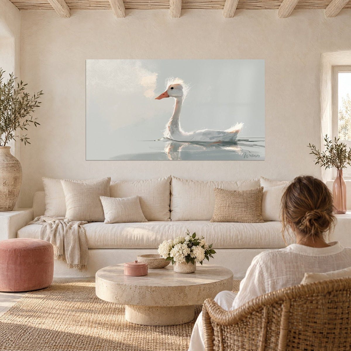 Tableau canard blanc à la huppe ébouriffée, bec orange et eau gris perle, au-dessus d'un canapé dans un salon lumineux