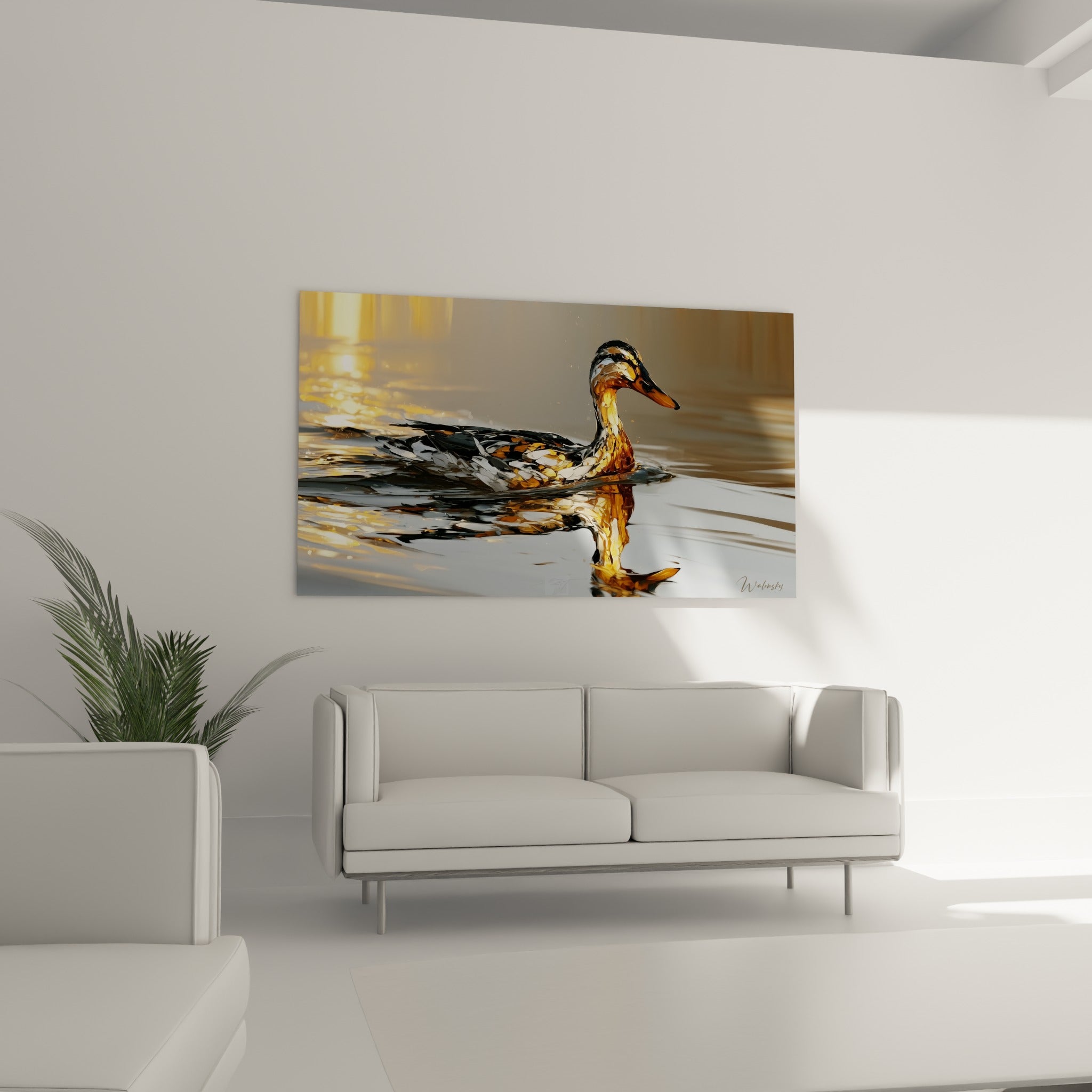 Oiseau ambré et argenté en pleine nage, accroché au-dessus d'un canapé dans un salon lumineux