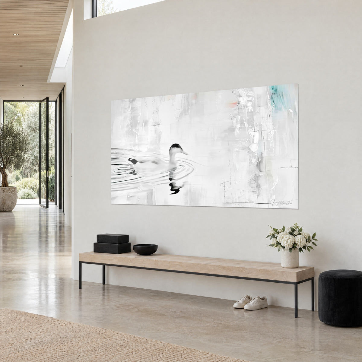 Quadro uccello acquatico immacolato con i suoi cerchi concentrici neri, pennellate grigio perla a impasto, bagliore turchese, vista di tre quarti su una parete chiara