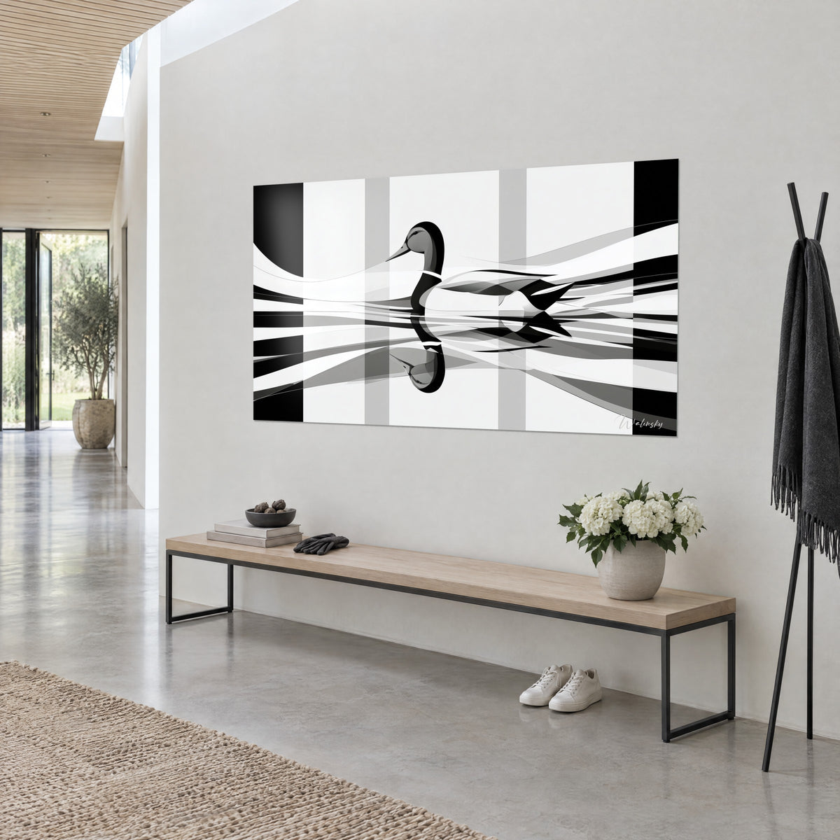 Tableau canard graphique à col blanc, bandes verticales grises et noires, vagues ivoire, sur un mur clair, vue de trois-quarts