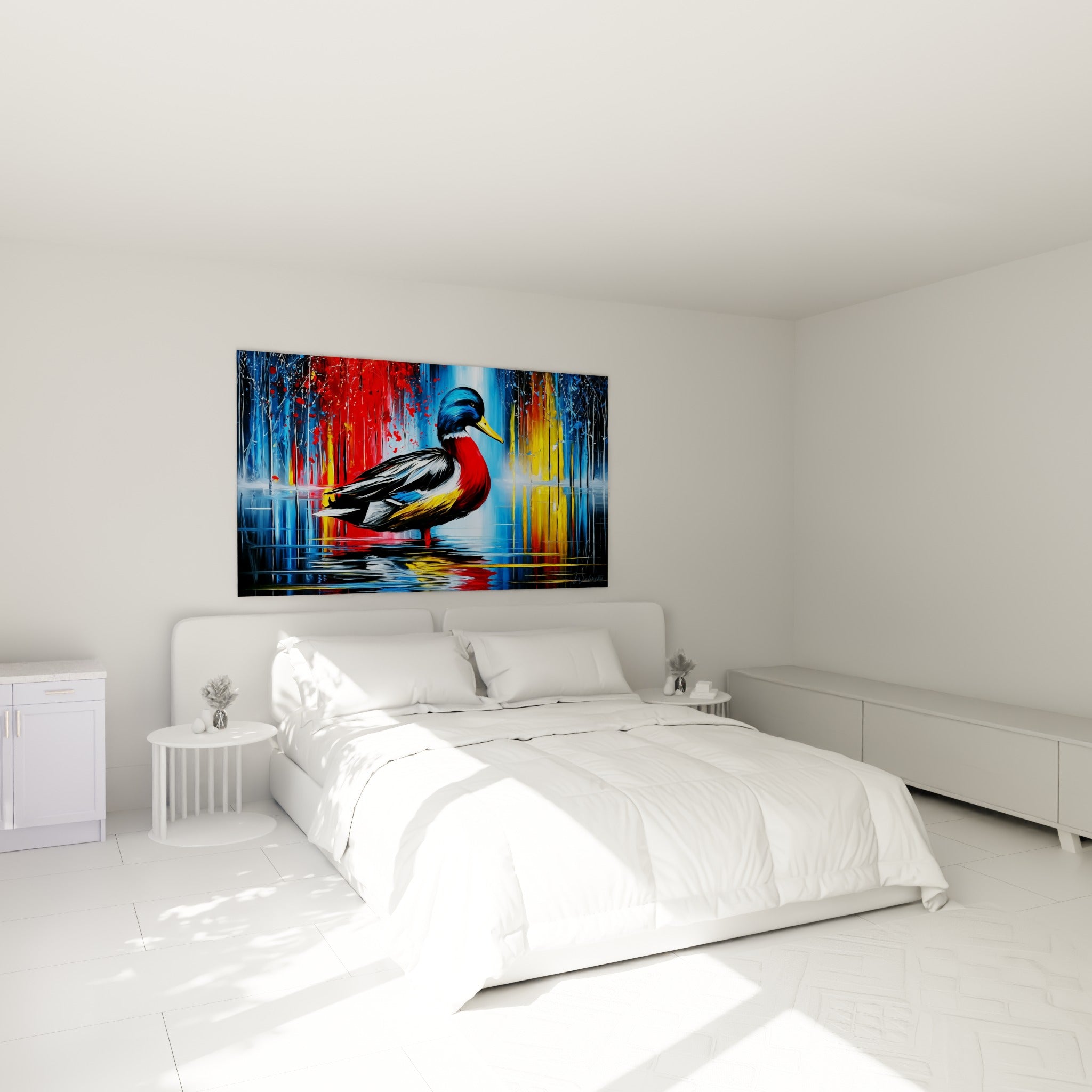 Colvert au plumage bleu marine et rouge vif, accroché au-dessus d'un lit dans une chambre claire