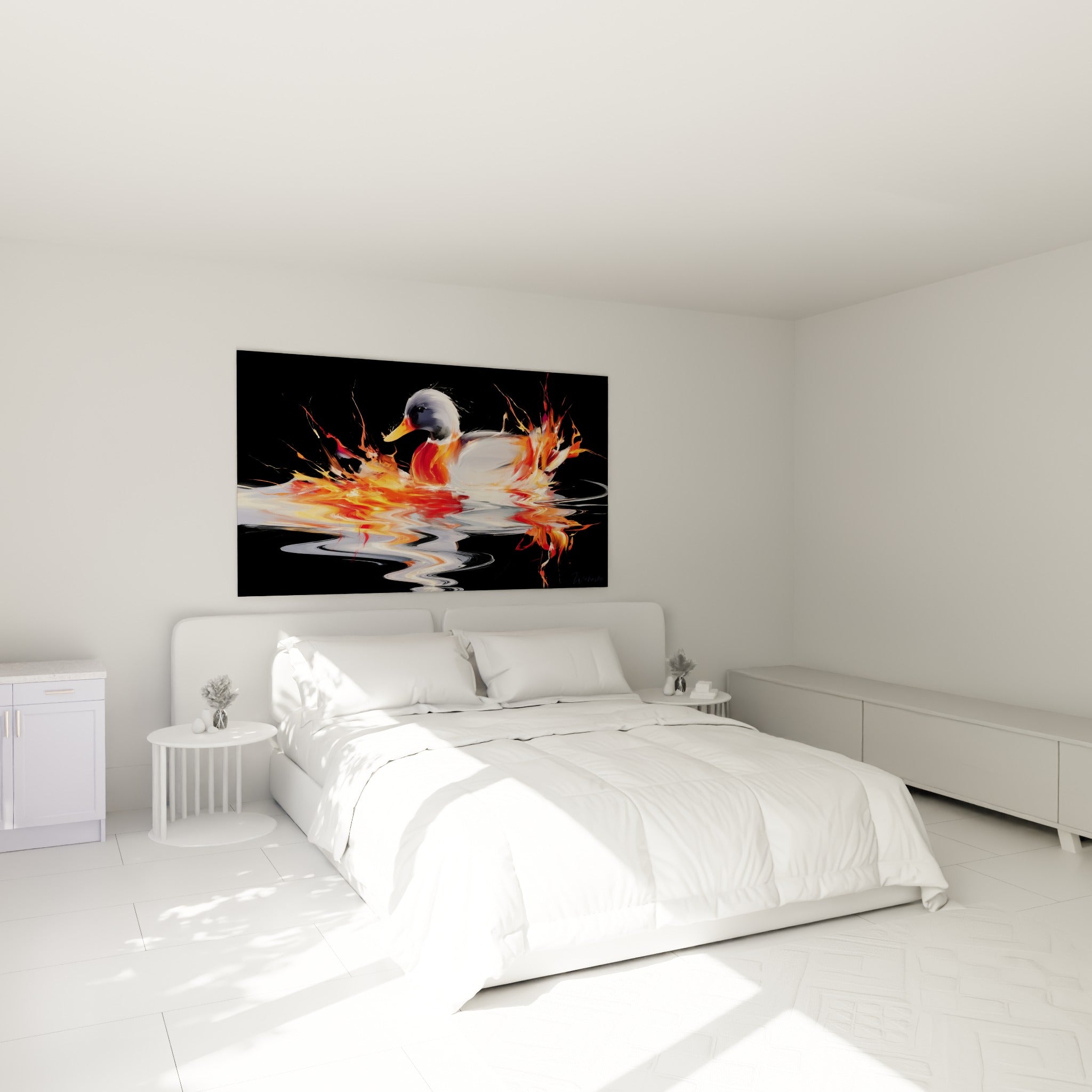 Canard aux plumes blanches et fauves accroché au-dessus d'un lit dans une chambre claire