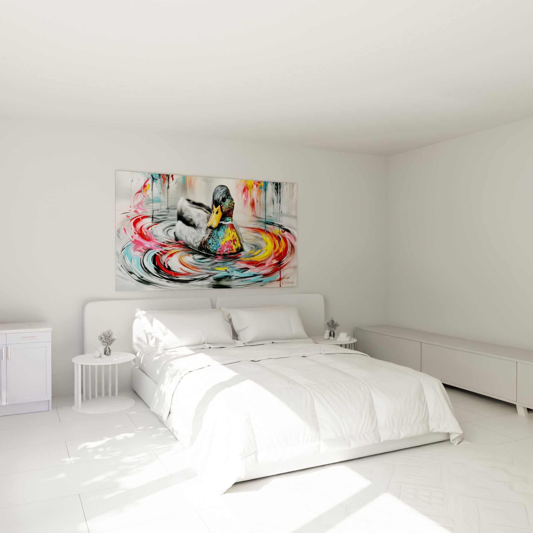 Mallard aux couleurs rouge et jaune éclatées, accroché au-dessus d'un lit dans une chambre claire