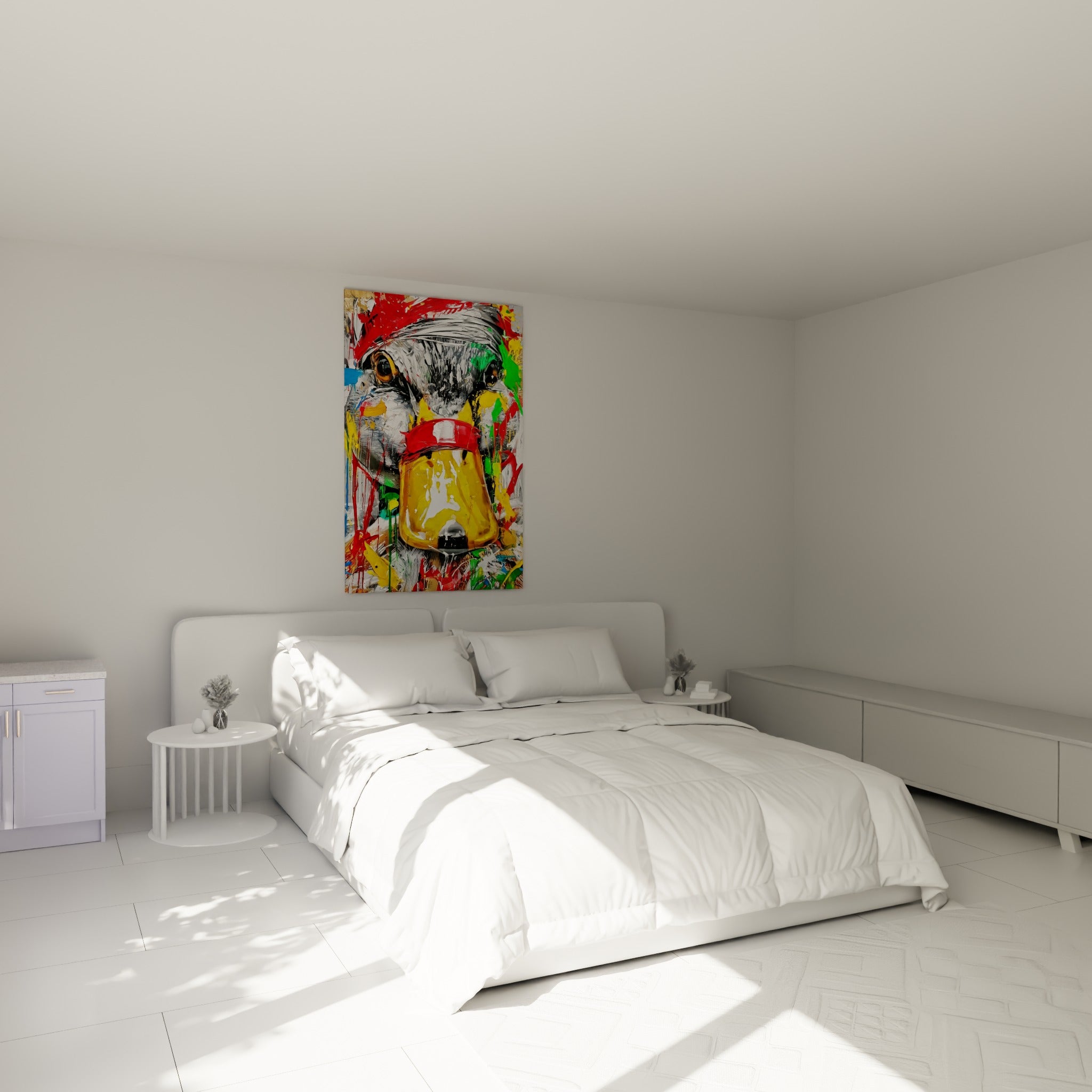 Bec jaune et regard intense d'un canard peint, accroché au-dessus d'un lit dans une chambre claire