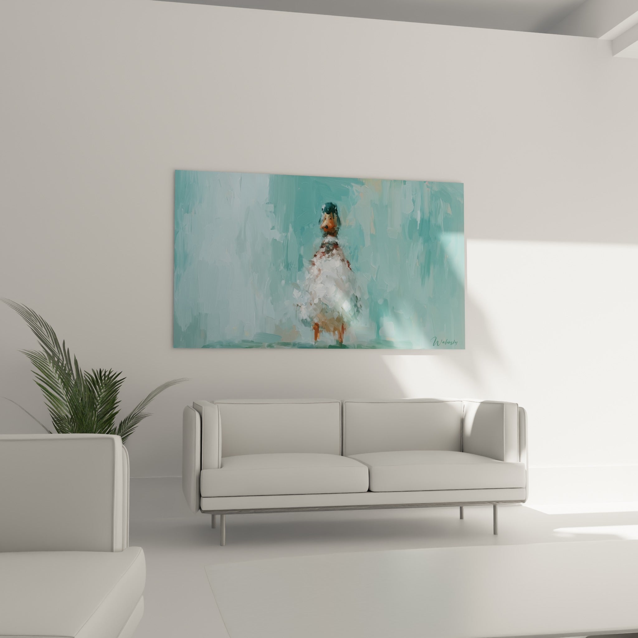 Volatile peint en camaïeu de bleu pastel et roux disposé au-dessus d'un canapé dans un salon lumineux