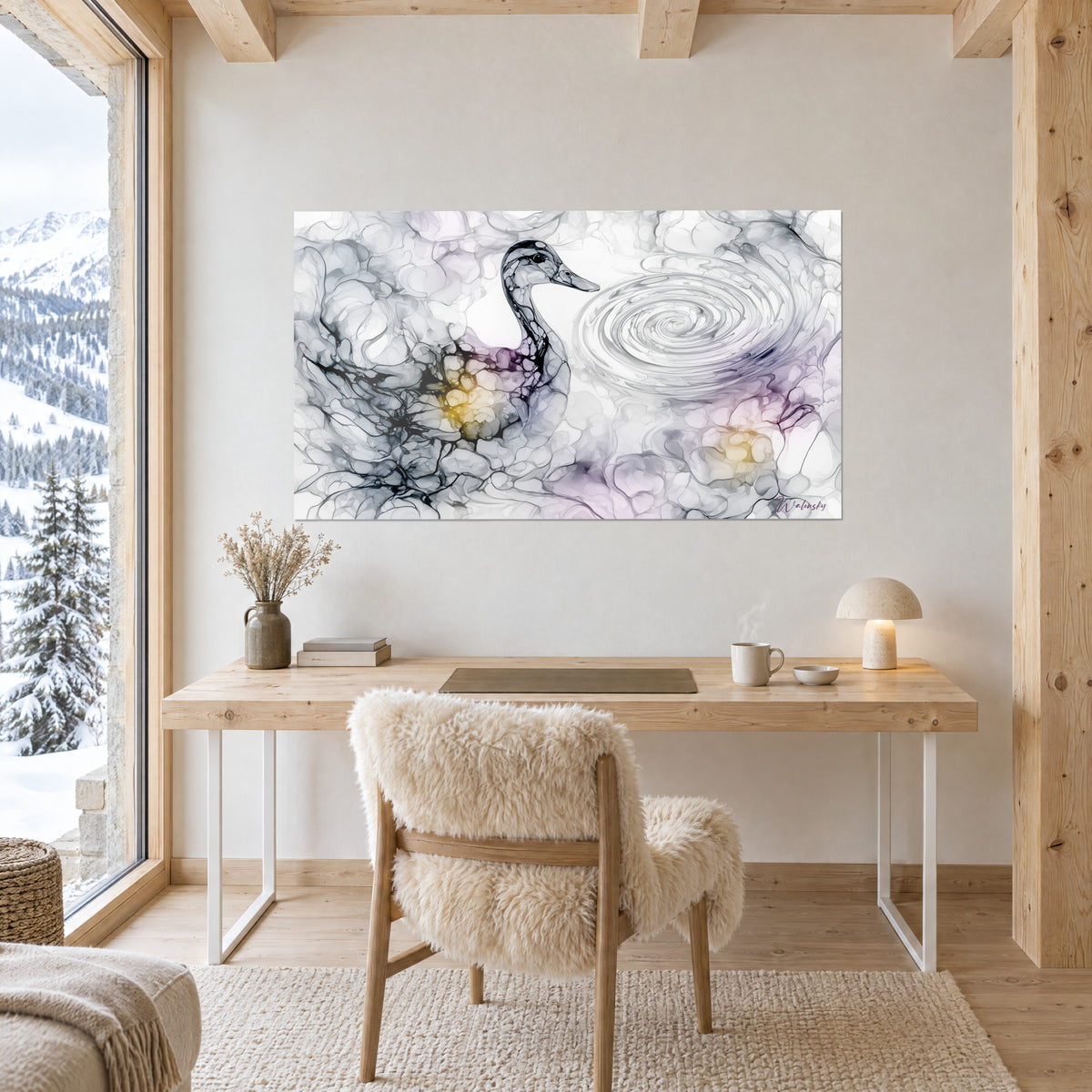 Quadro uccello in inchiostro all'alcol nelle tonalità grigio argento e viola, vortice argentato, parete bianca di un ufficio in legno chiaro